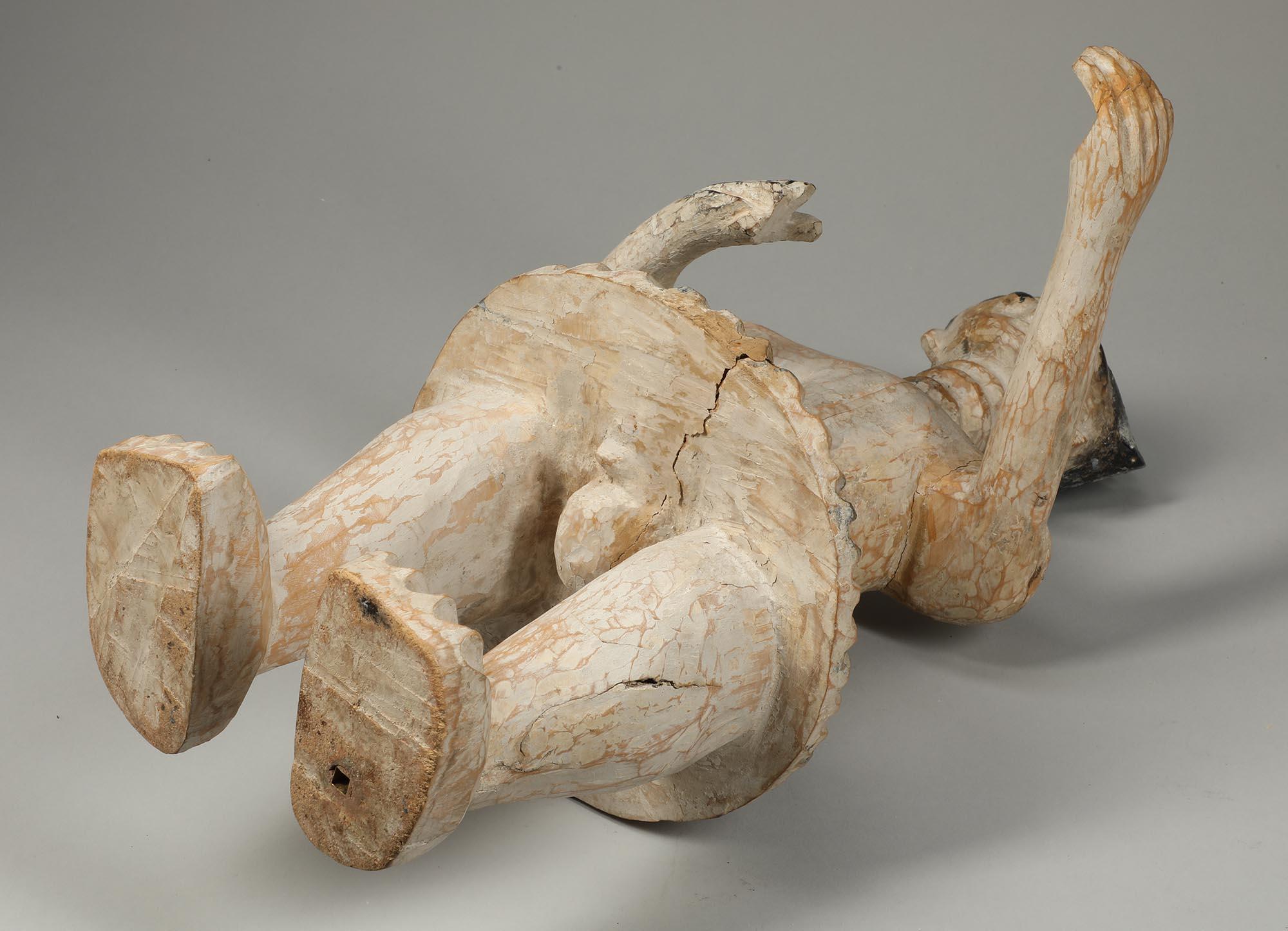 Legno Danzatore maschio in piedi, addetto al tamburo Fante con braccio teso, Ghana, inizi del XX sec.