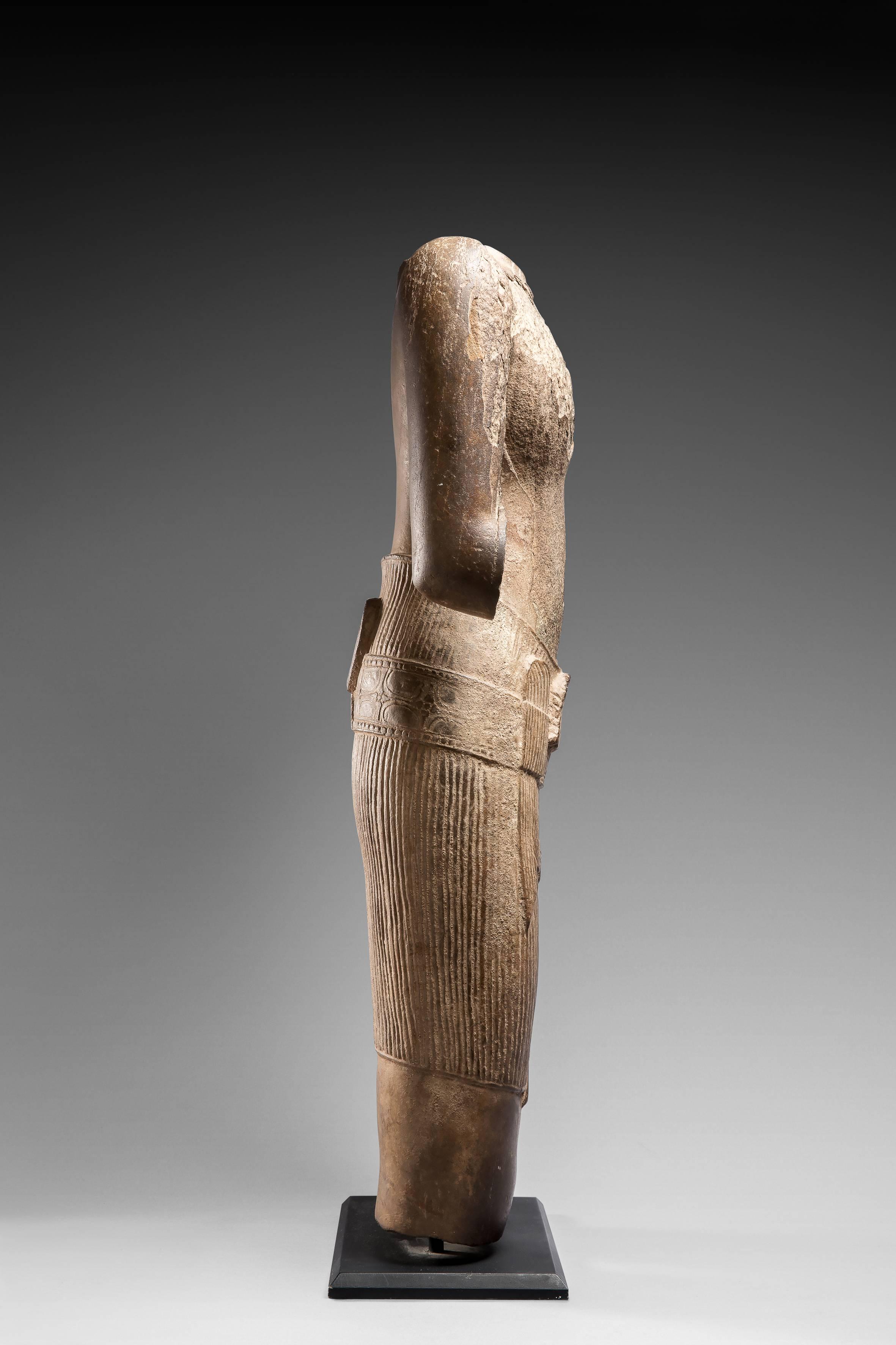 La morphologie du corps présente les traits typiques de l'Art de Siem Reap, les épaules sont larges et assez carrées, le torse est puissant, on peut encore distinguer que les pectoraux étaient légèrement bombés, de même que toute la partie