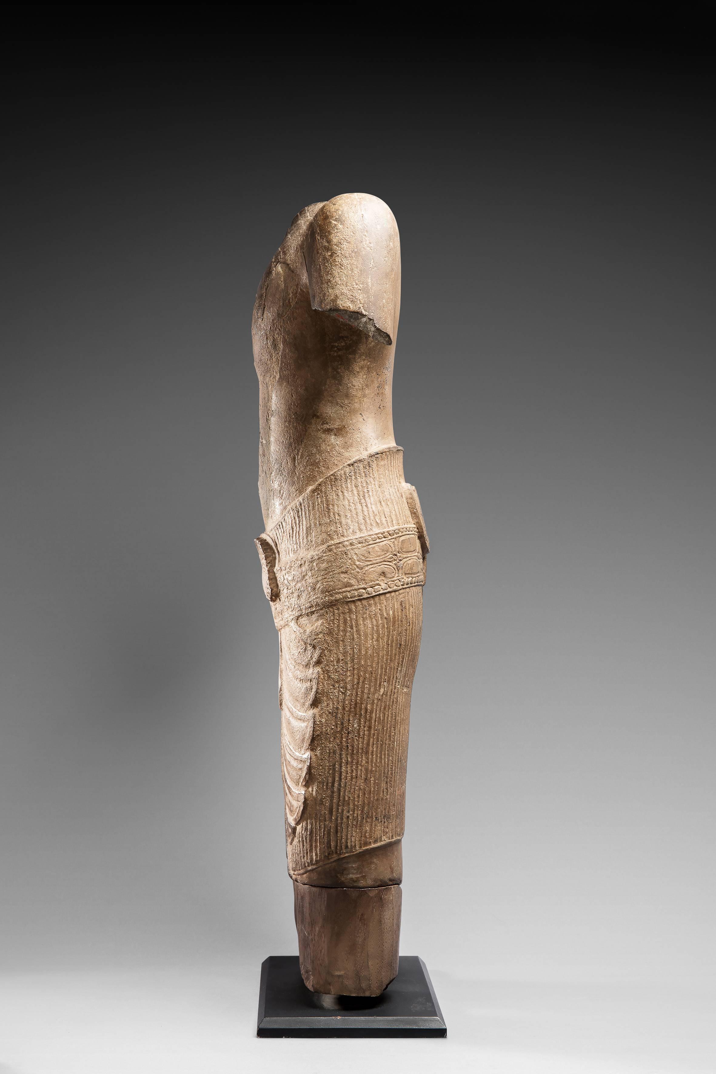Patiné divinité masculine debout, Cambodge, période Angkor Vat, style Siem Reap, 12e siècle