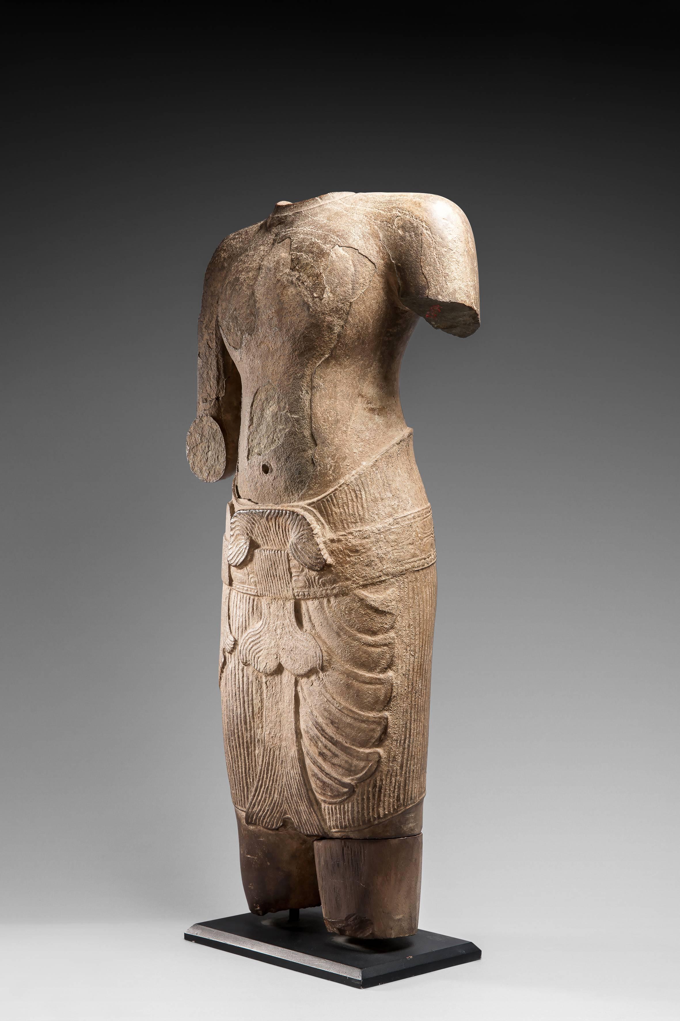 divinité masculine debout, Cambodge, période Angkor Vat, style Siem Reap, 12e siècle Bon état à Paris, FR