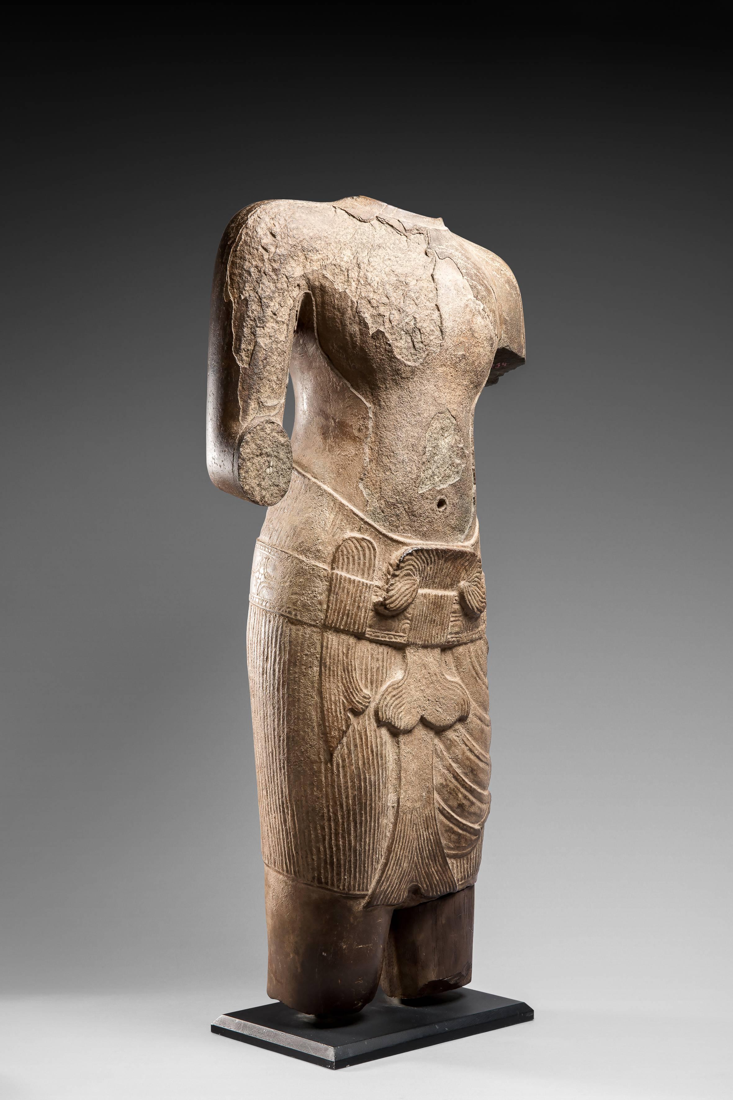 XVIIIe siècle et antérieur divinité masculine debout, Cambodge, période Angkor Vat, style Siem Reap, 12e siècle