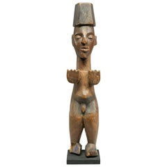 Stehende männliche Ibibio-Figur mit erhobenen Händen und Hut:: erhabenes Gesicht:: Nigeria:: Afrika