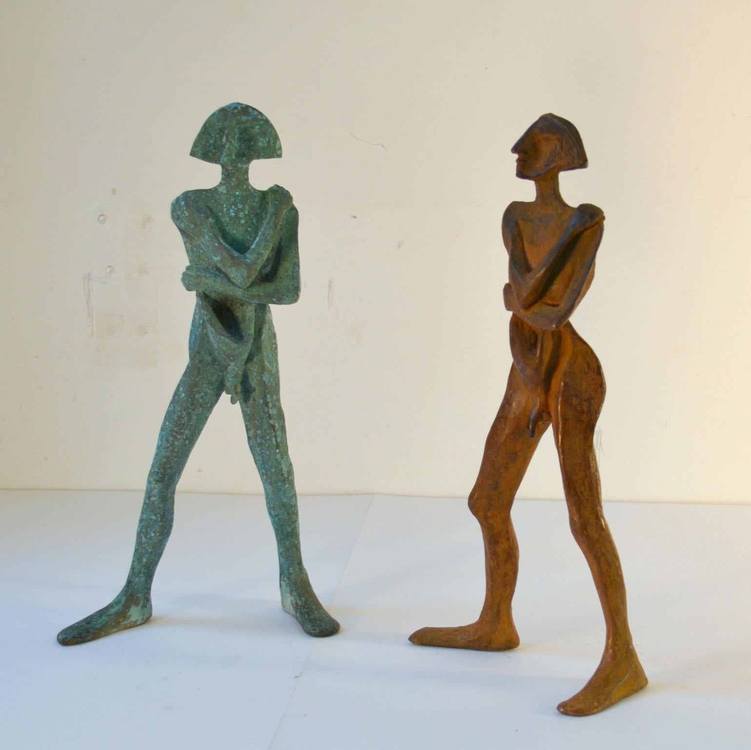 Scultura in bronzo 'Bussola', uomo in piedi con patina verde in vendita 4