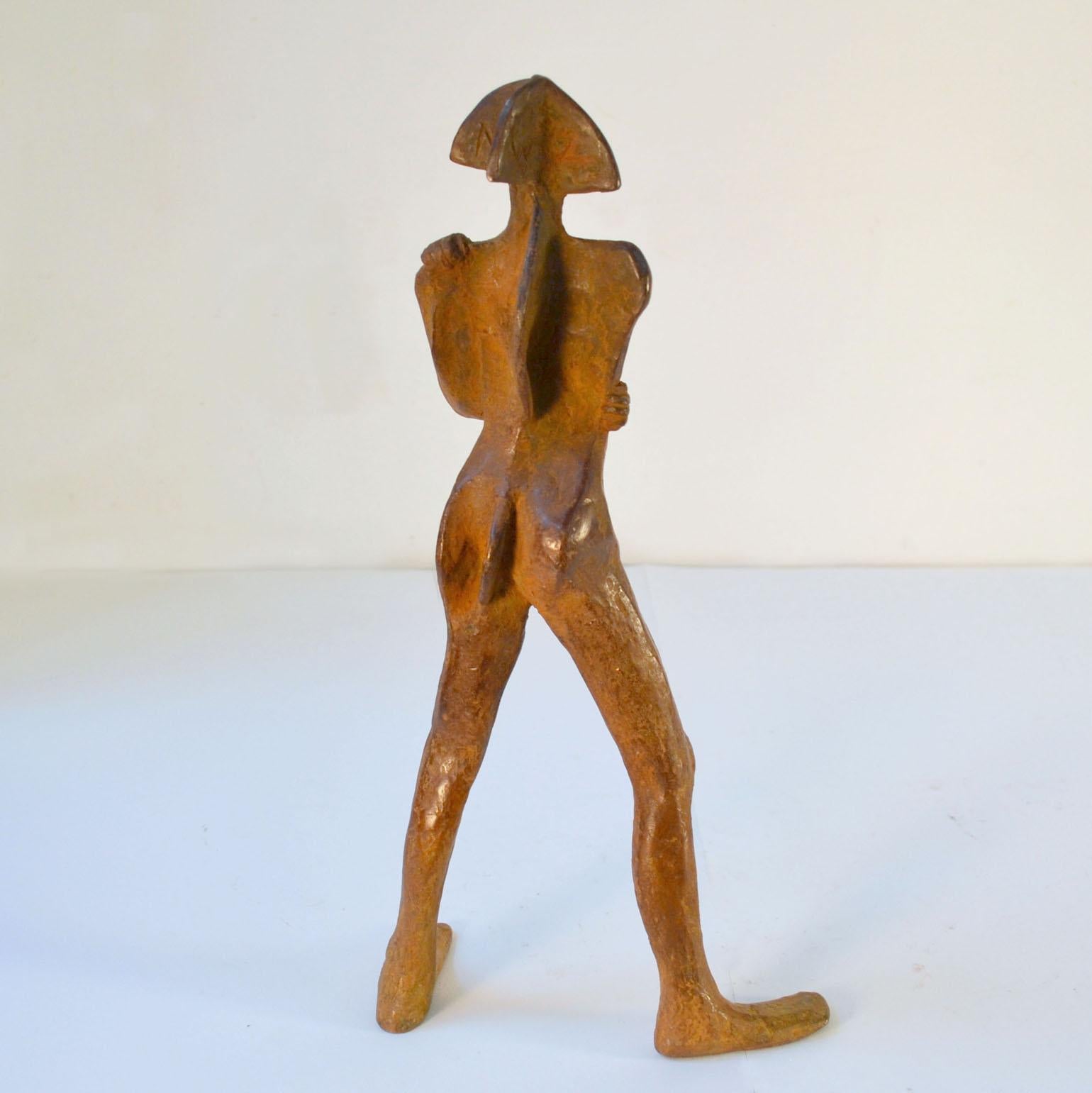 Fin du 20e siècle Sculpture en bronze « Compass » d'un homme debout avec patine brune en vente