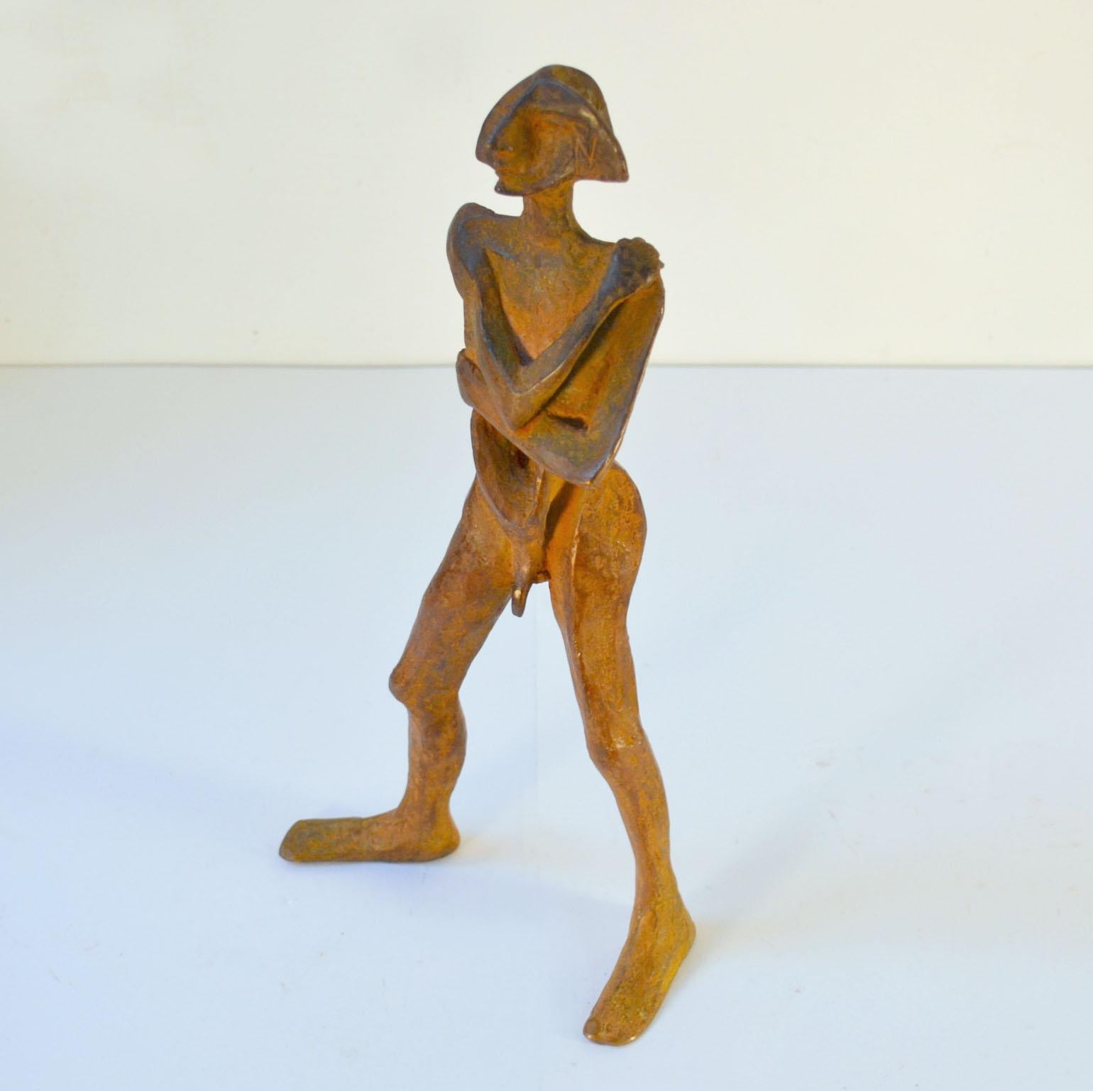 Scultura in bronzo 'Bussola', uomo in piedi con patina marrone in vendita 2