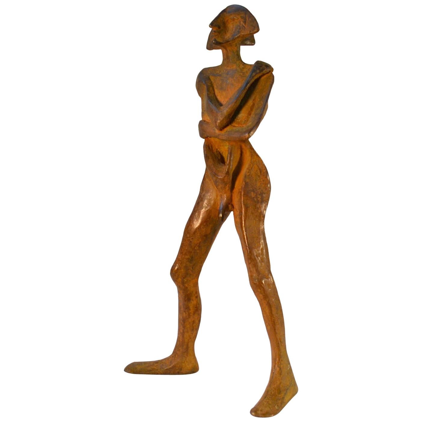 Sculpture en bronze « Compass » d'un homme debout avec patine brune
