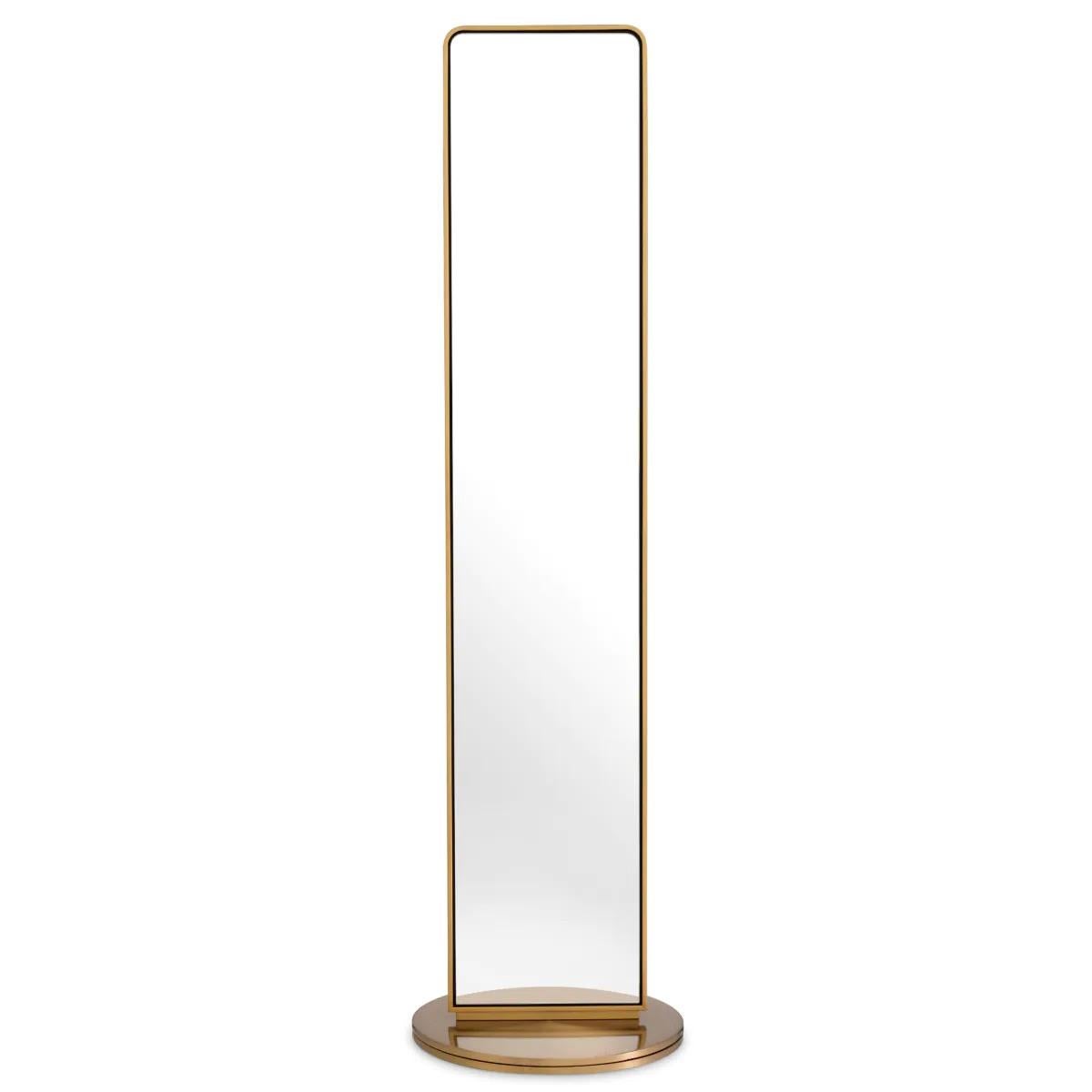L'elegante specchio con piedistallo è uno specchio bifacciale a figura intera con una base rotonda girevole.

Ha una struttura elegante con angoli arrotondati e una finitura in ottone spazzolato. Un'aggiunta perfetta alla tua camera da letto o allo