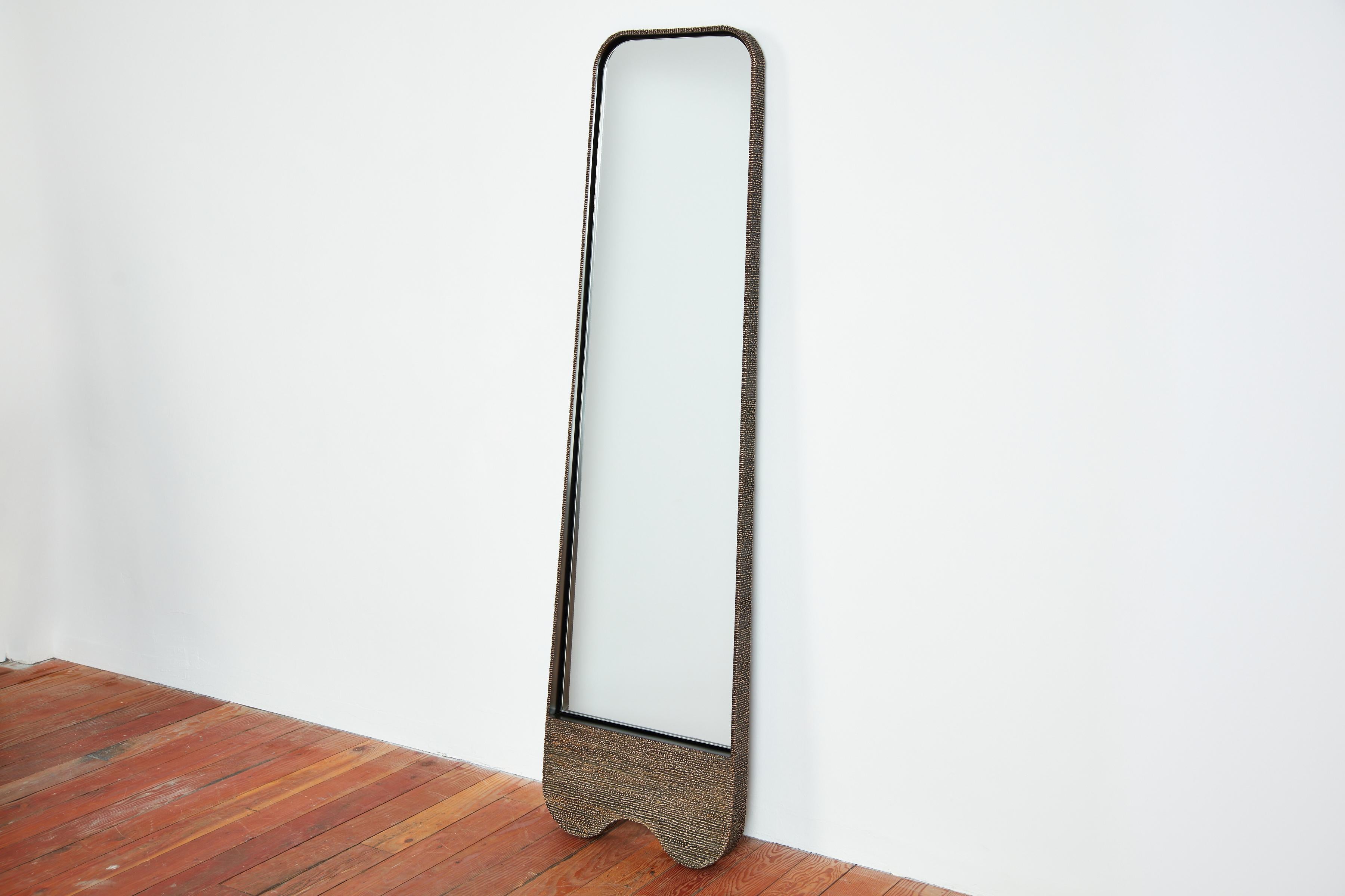 Ein faszinierender Luxus-Spiegel, der Stahl, Bronze und eine geschmolzene Oberfläche miteinander verbindet. 

William Emmersons brillant gestalteter 