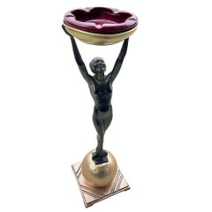 Soporte para humo escultórico Art Decó Desnudo de pie sobre una bola Modelo T330 de Frankart