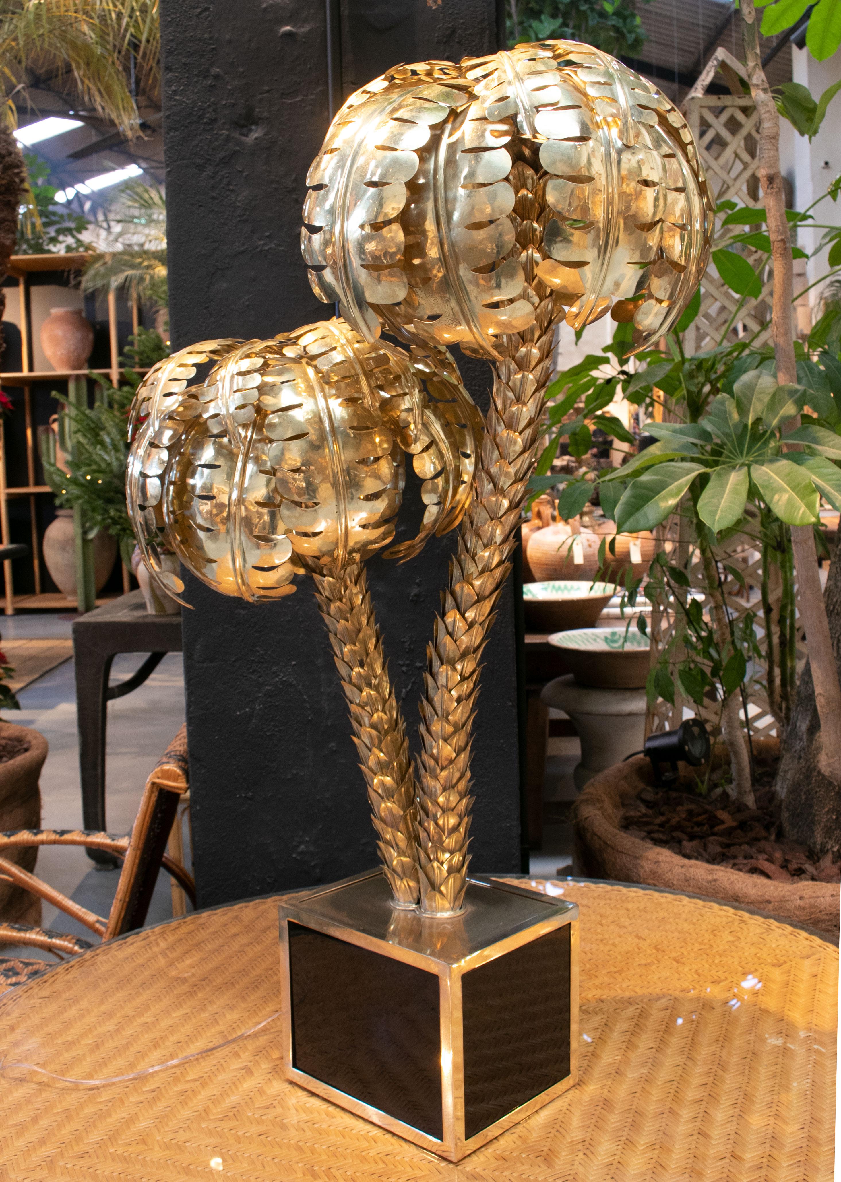 Standing Polished Golden Brass Twin Palm Lamp with a Square Base In Good Condition In Marbella, ES