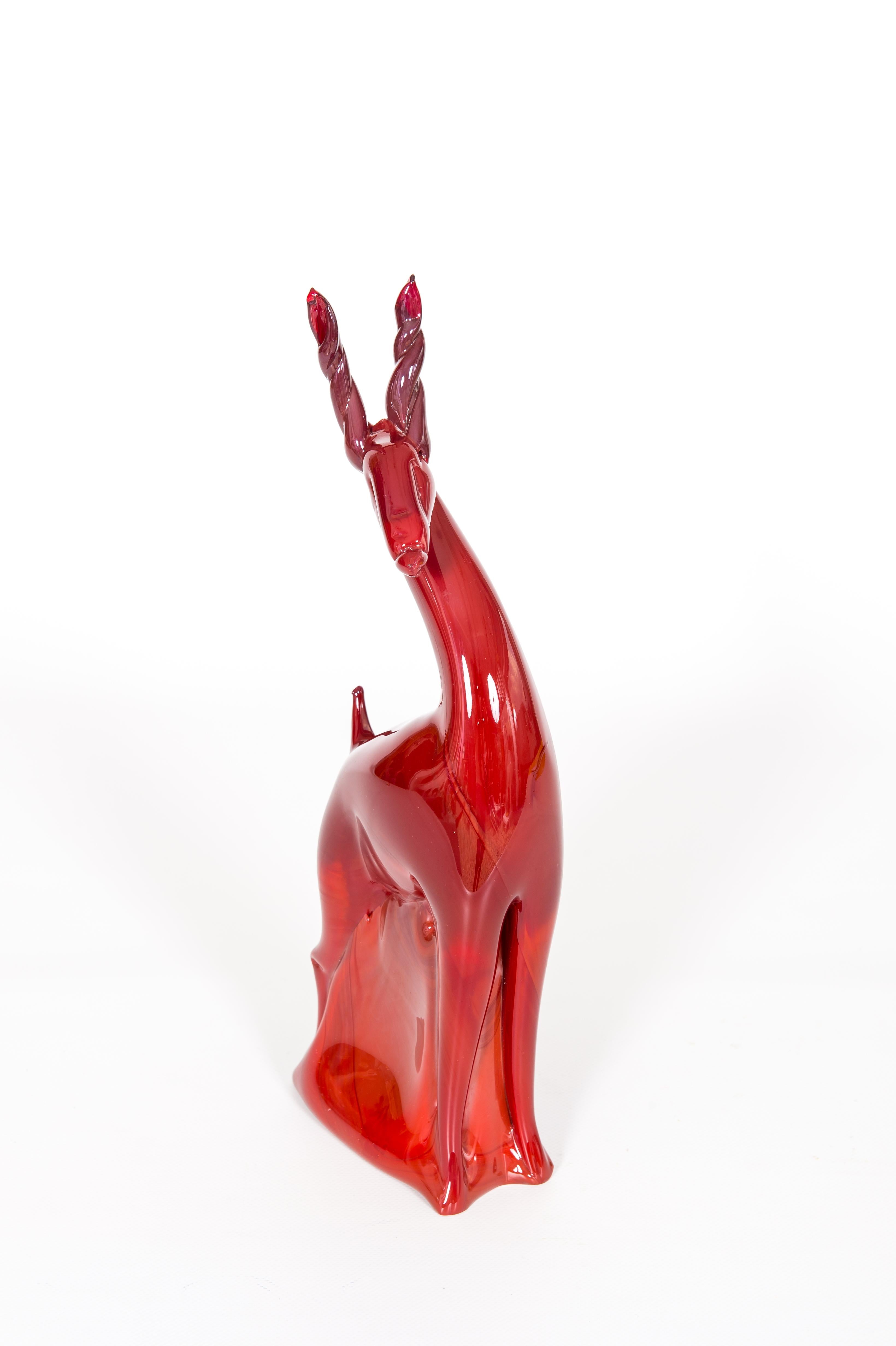 Stehender rubinroter Hirsch aus mundgeblasenem Muranoglas mit roten Schirmen Venedig Italien 1990er Jahre (Moderne der Mitte des Jahrhunderts) im Angebot