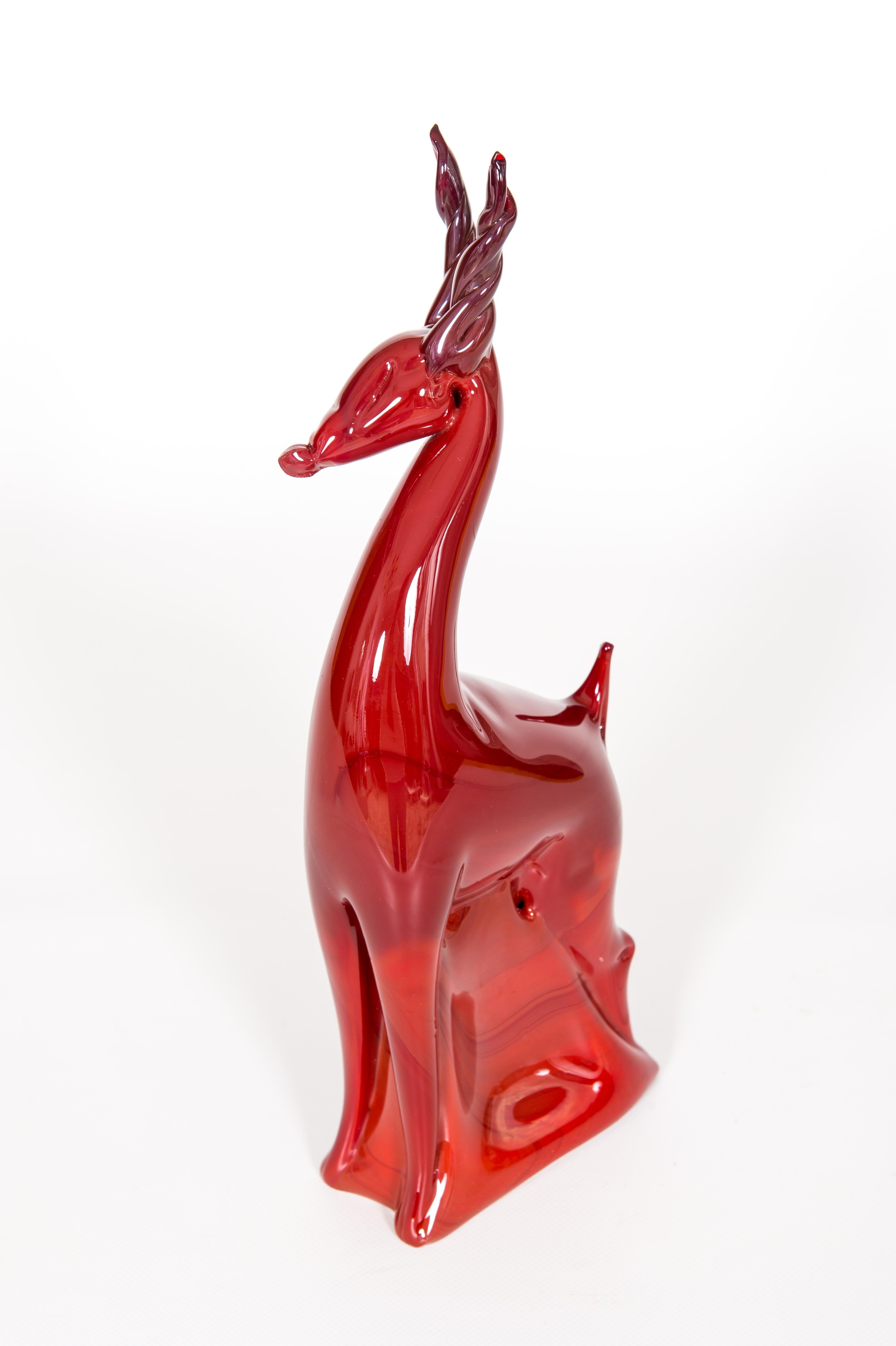 Stehender rubinroter Hirsch aus mundgeblasenem Muranoglas mit roten Schirmen Venedig Italien 1990er Jahre (Geblasenes Glas) im Angebot