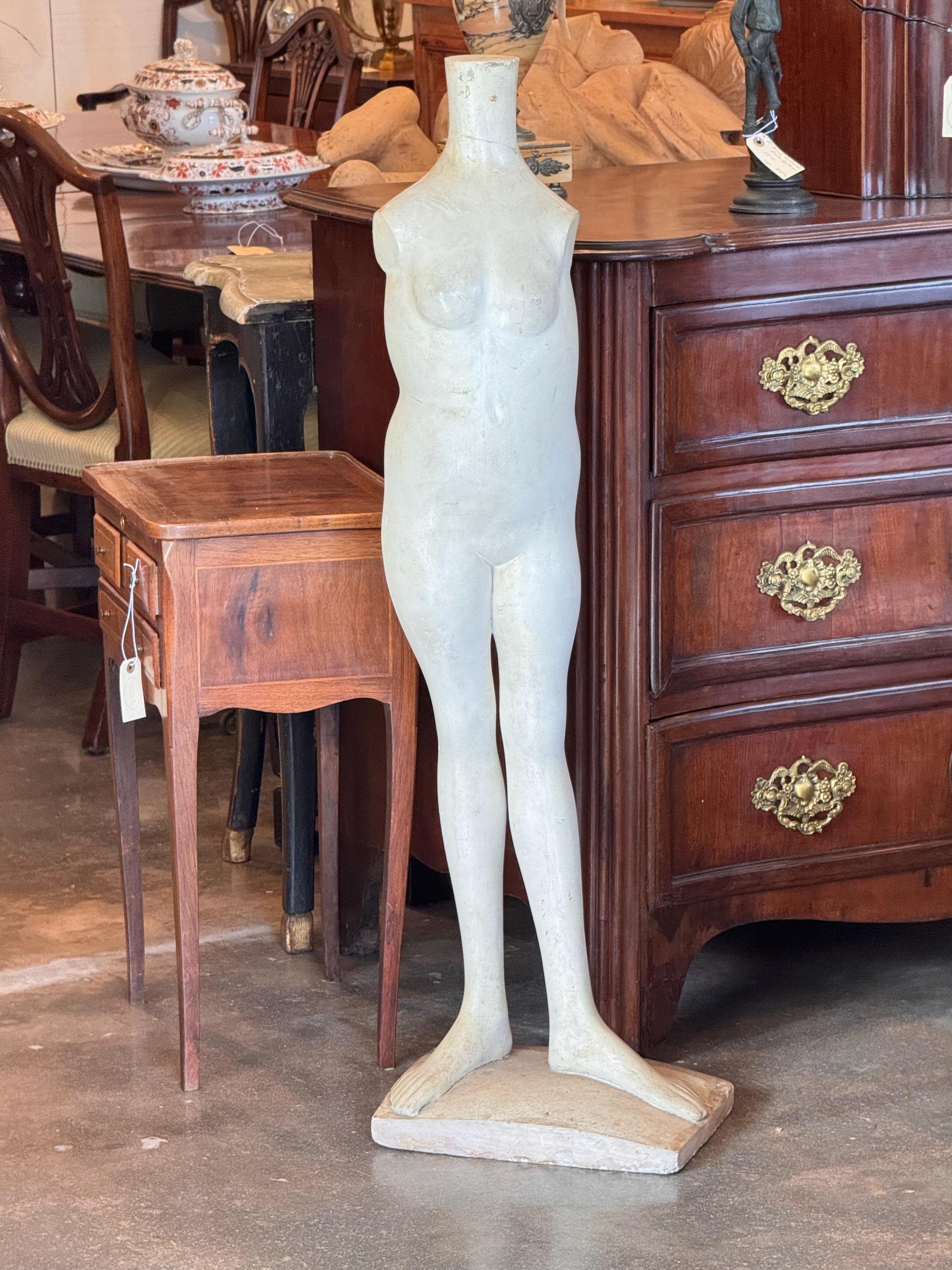 Una figura in piedi in gesso lucido. Un grande pezzo di conversazione.