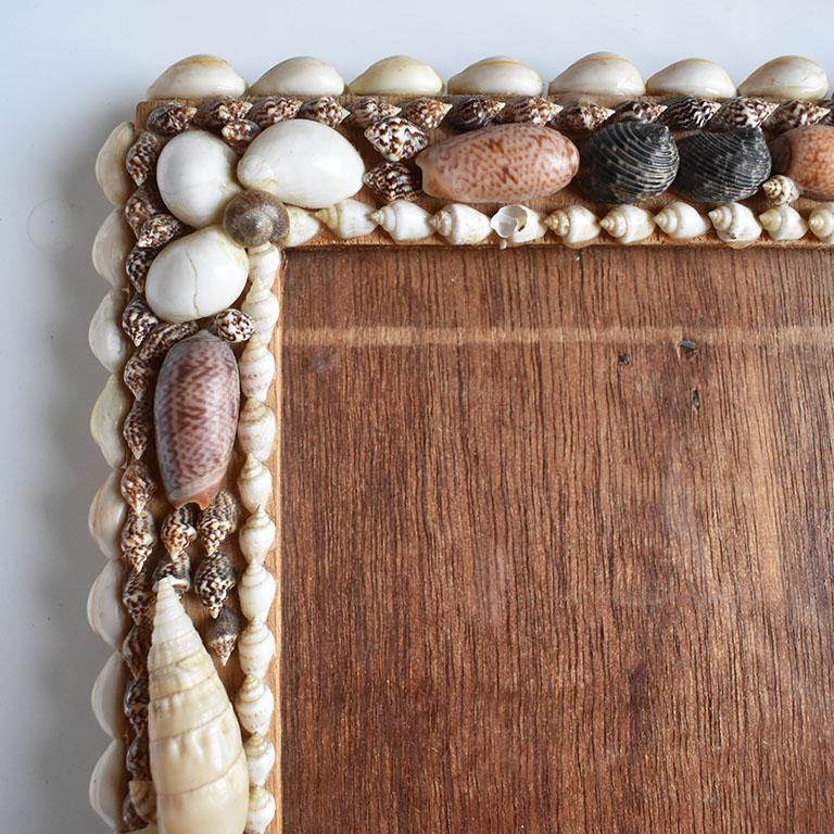 A beautiful table picture frame created from wood and a variety of seashells. A fabulous way to accent any bookshelf or side table. 

Dimensions:
7.5