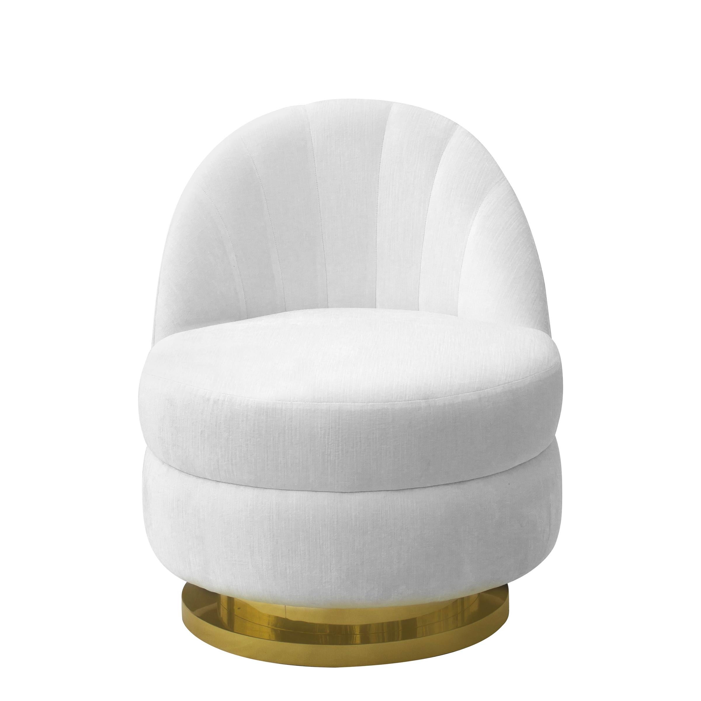 Armchair stanford swivel with structure in solid wood,
upholstered and covered with white smooth velvet fabric.
With polished brass 360° swivel base.
Also available with other fabrics on request.