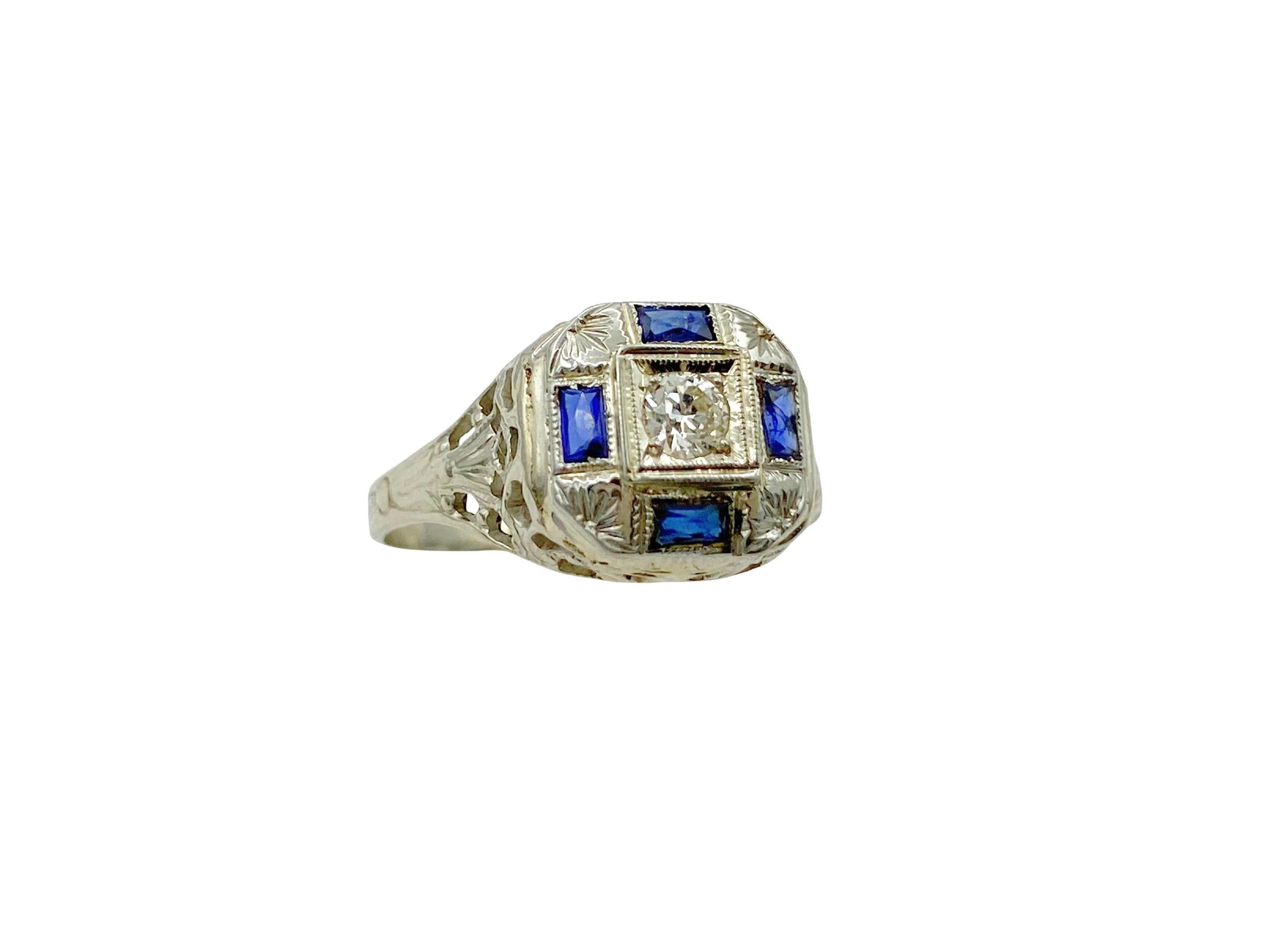 Taille vieille Europe Stange Co. Bague Art déco ancienne en or blanc avec saphirs bleus et diamants, c. 1920 en vente