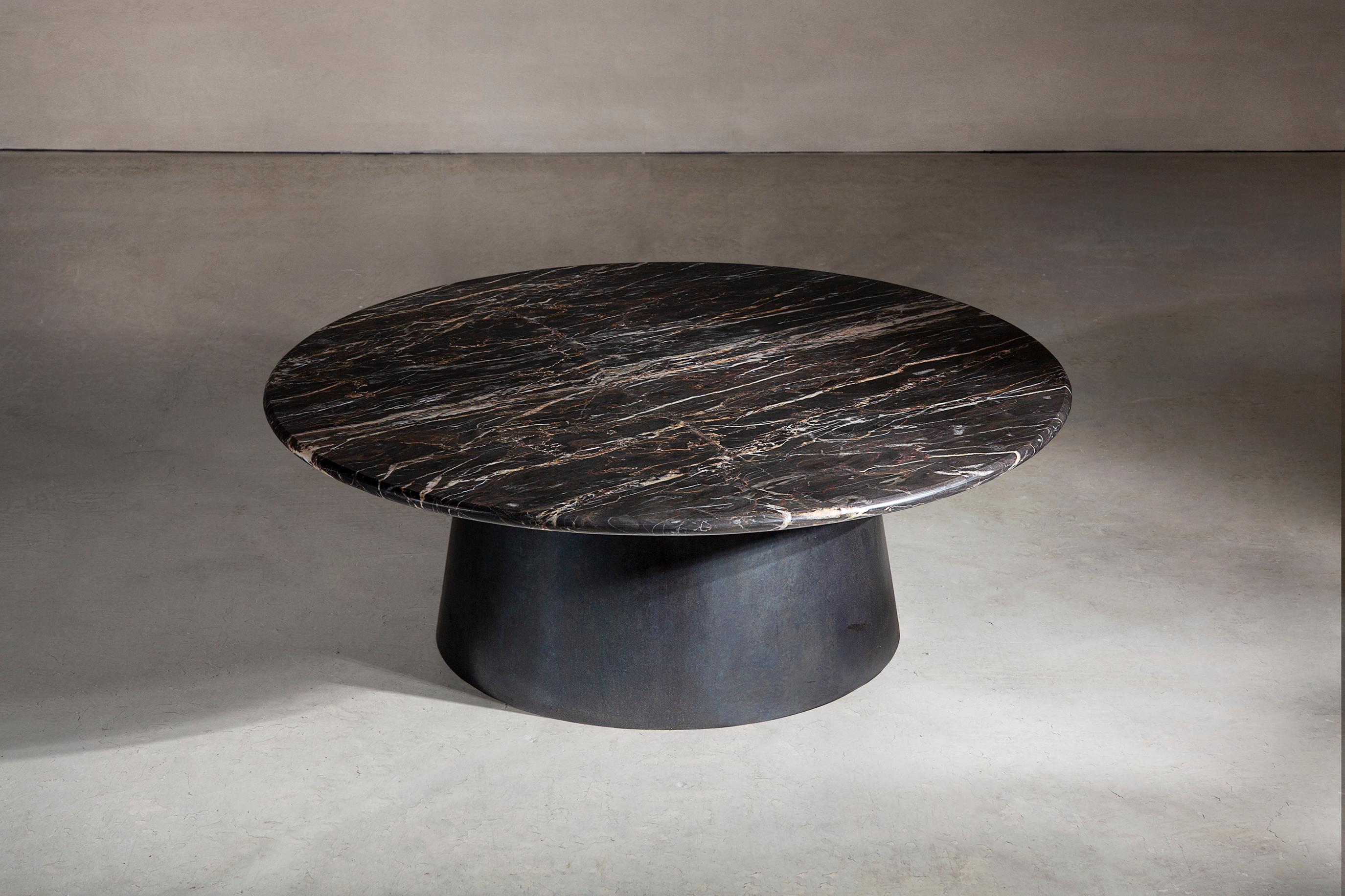 Une table basse circulaire en marbre britannique incroyablement rare et en acier noirci. Fabriqué à la main sur commande dans le Nord. 

Mesures : 100 cm de diamètre x 35 cm de hauteur.
Finitions et dimensions personnalisées disponibles sur demande.
