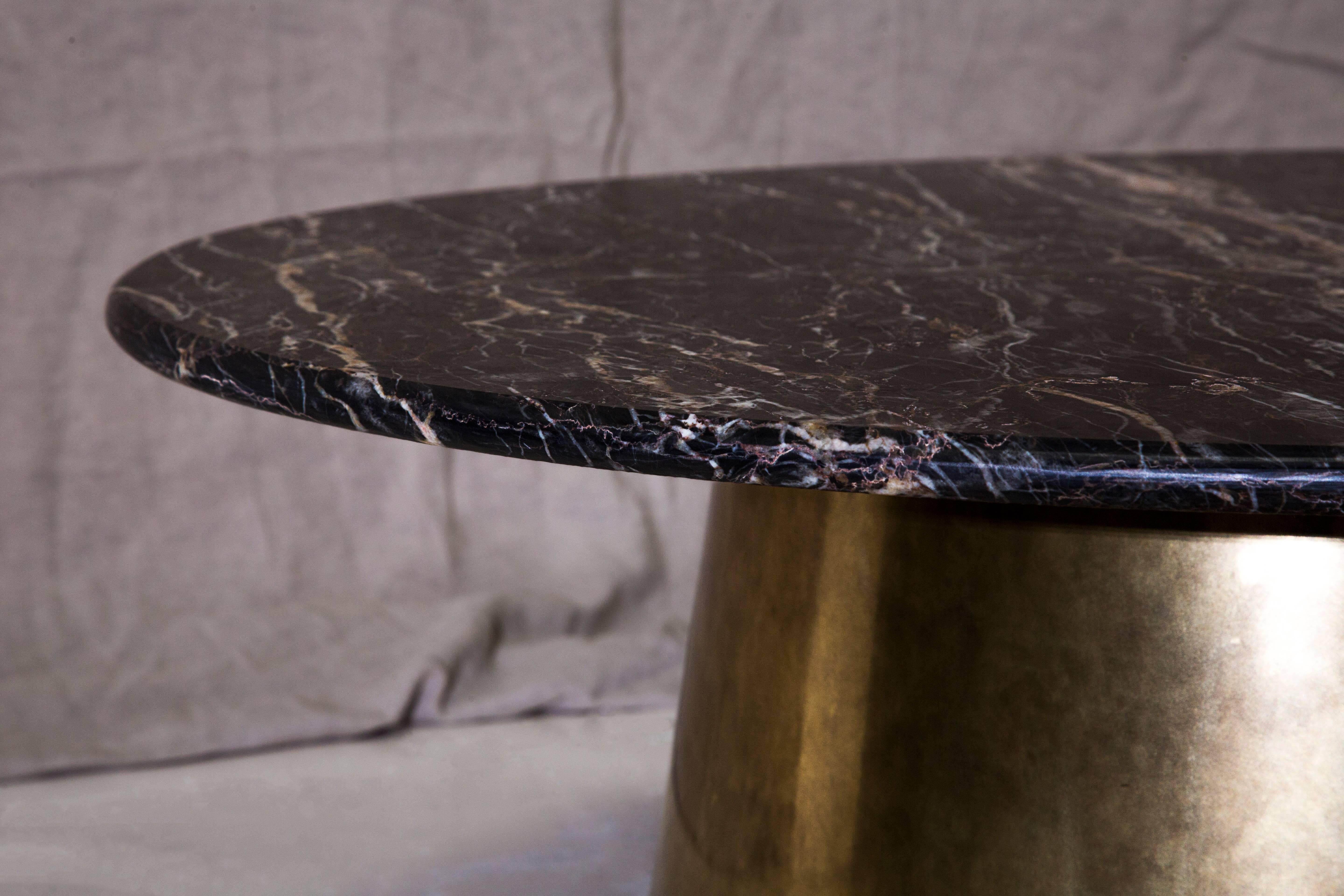 Mesa baja Stanhope - Pequeña - Base circular de latón - Raro tablero de mármol británico Patinado en venta