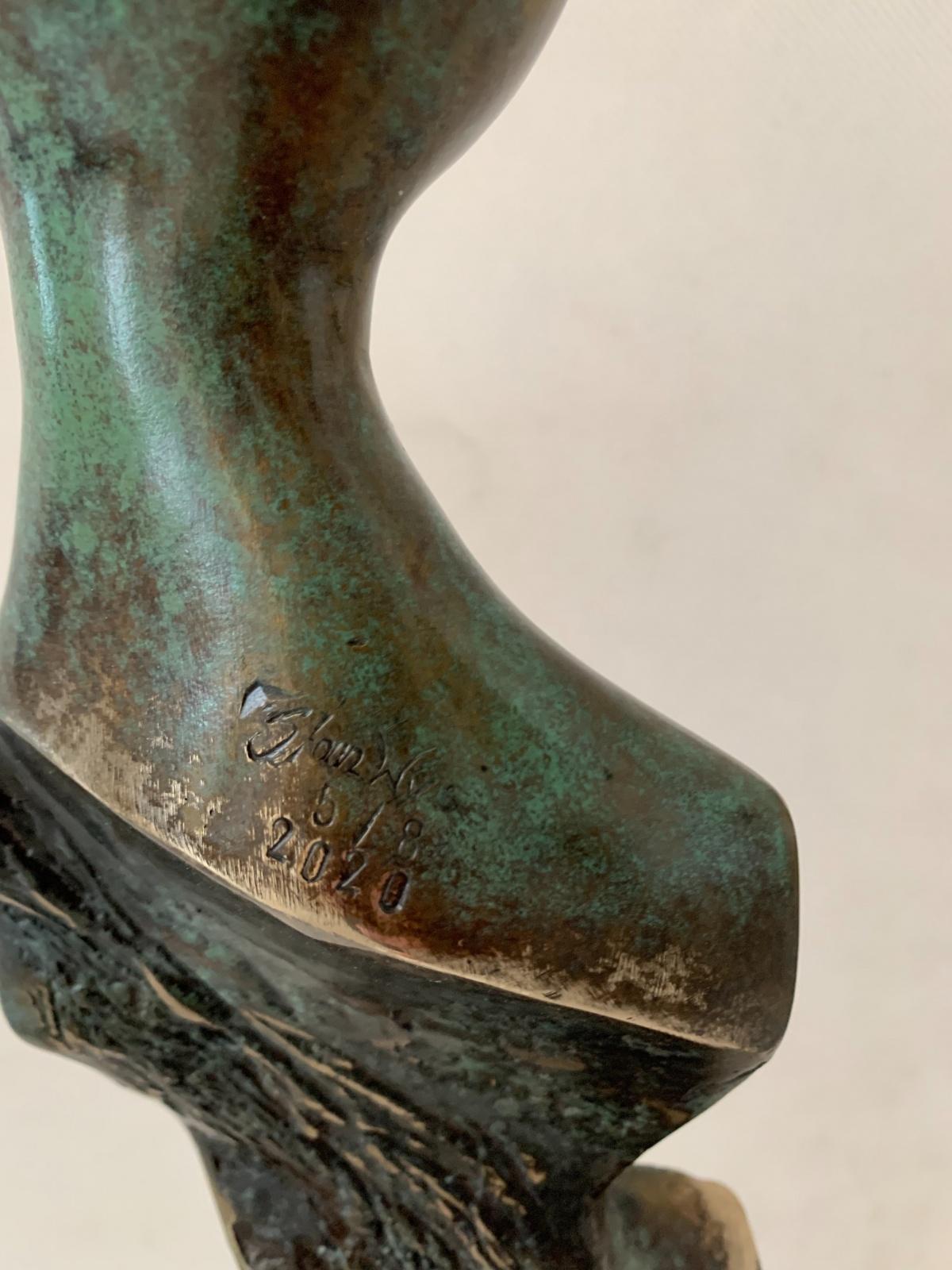 Eine Dame – Zeitgenössische Bronzeskulptur, abstrakt und figurativ, polnische Kunst – Sculpture von Stanisław Wysocki