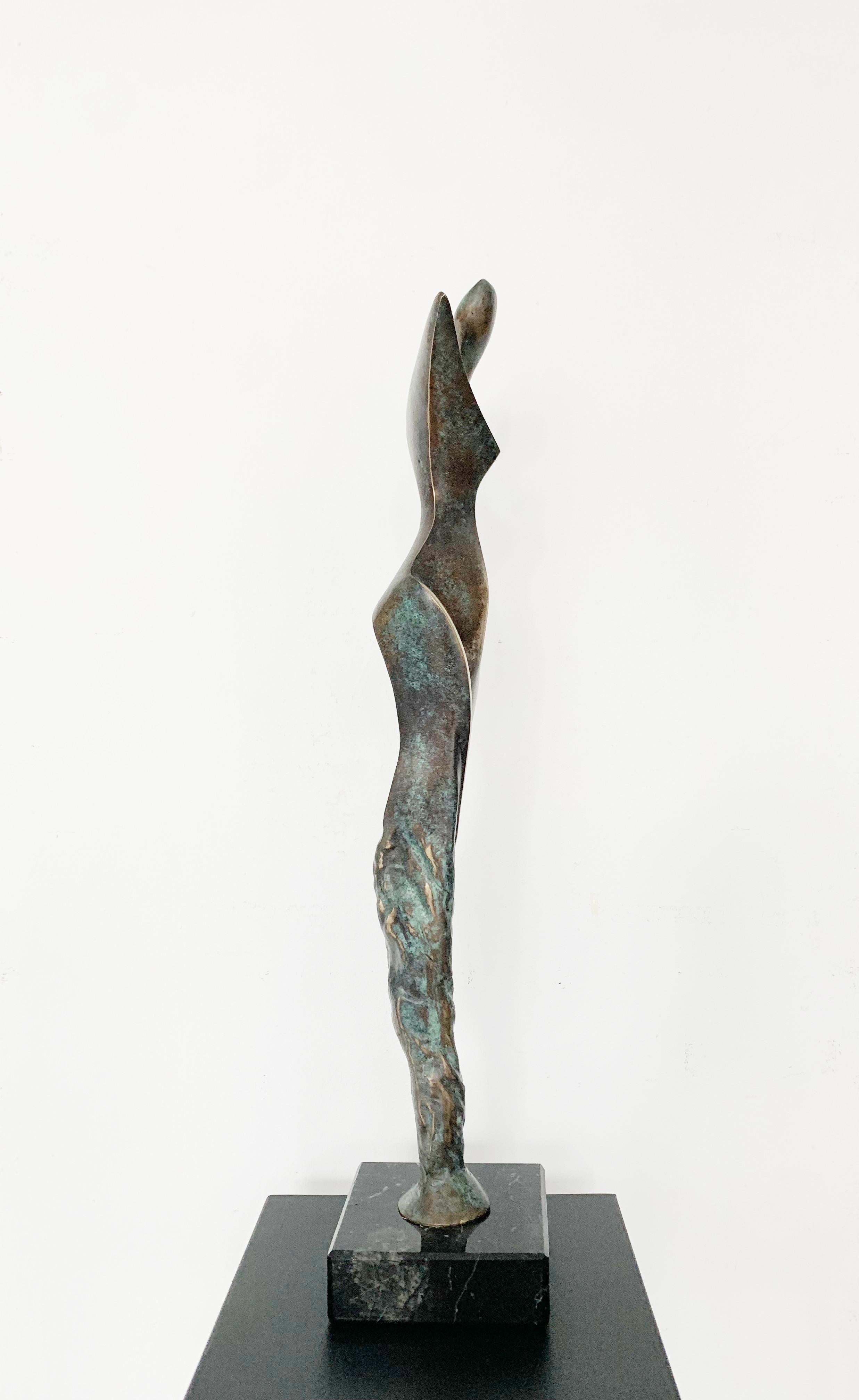Sculpture contemporaine en bronze sur socle en marbre de l'artiste polonais Stan Wysocki. La sculpture représente une figure féminine filtrée par un style géométrique et synthétisant. L'artiste utilise très consciemment la patine comme outil