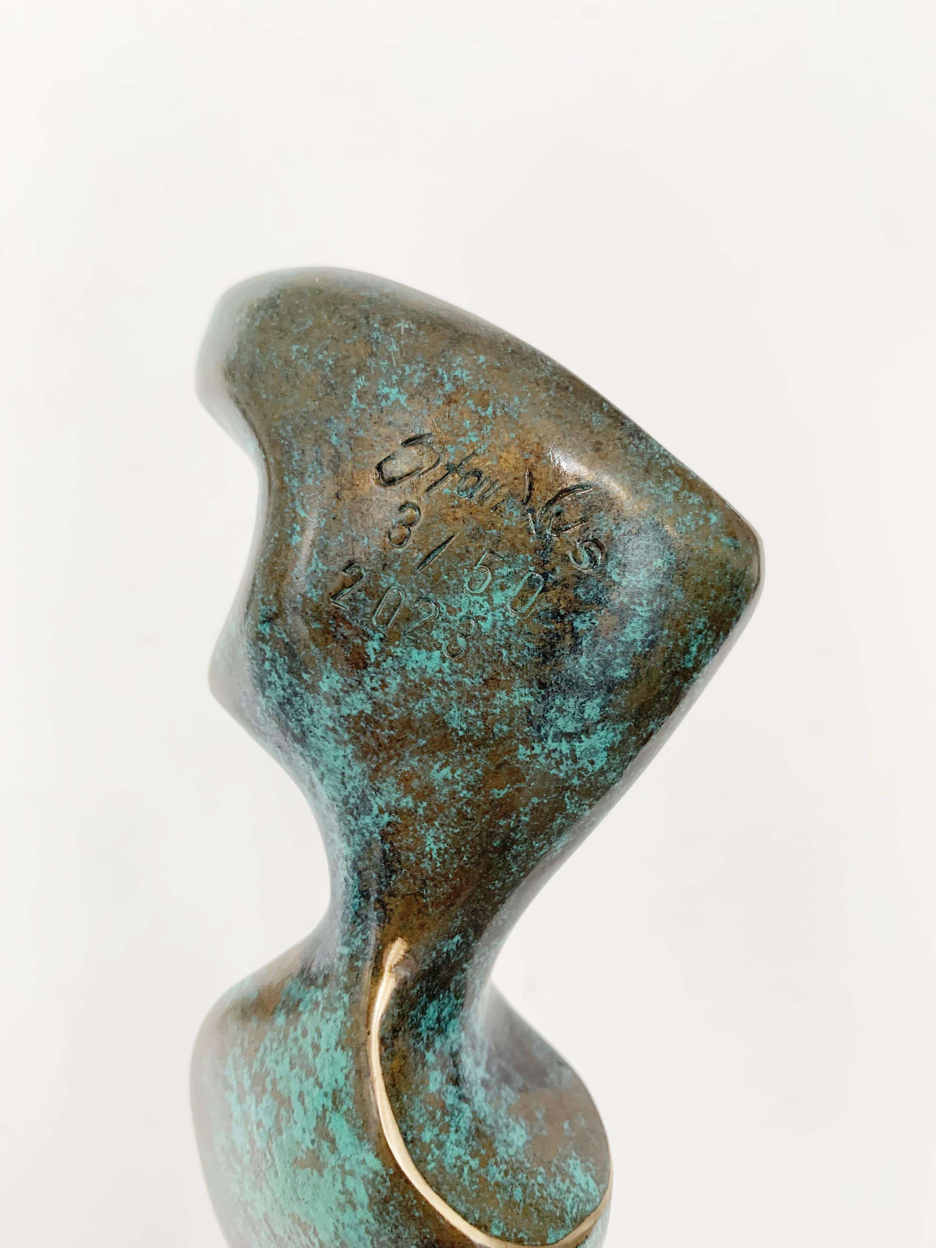 Eine Dame. Zeitgenössische Bronzeskulptur, Abstrakt und figurativ, Polnische Kunst – Sculpture von Stanisław Wysocki