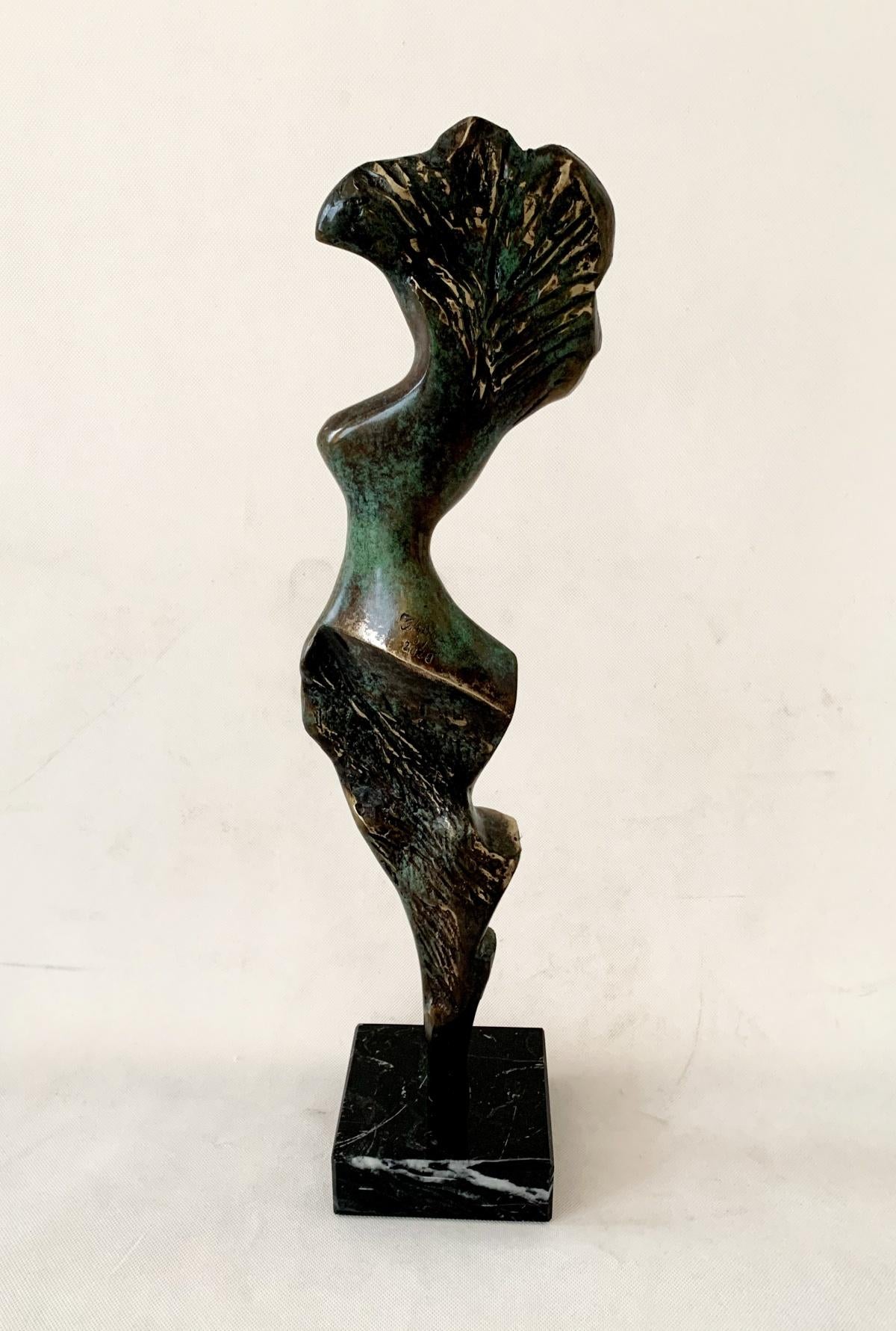 Eine Dame – Zeitgenössische Bronzeskulptur, abstrakt und figurativ, polnische Kunst (Gold), Abstract Sculpture, von Stanisław Wysocki