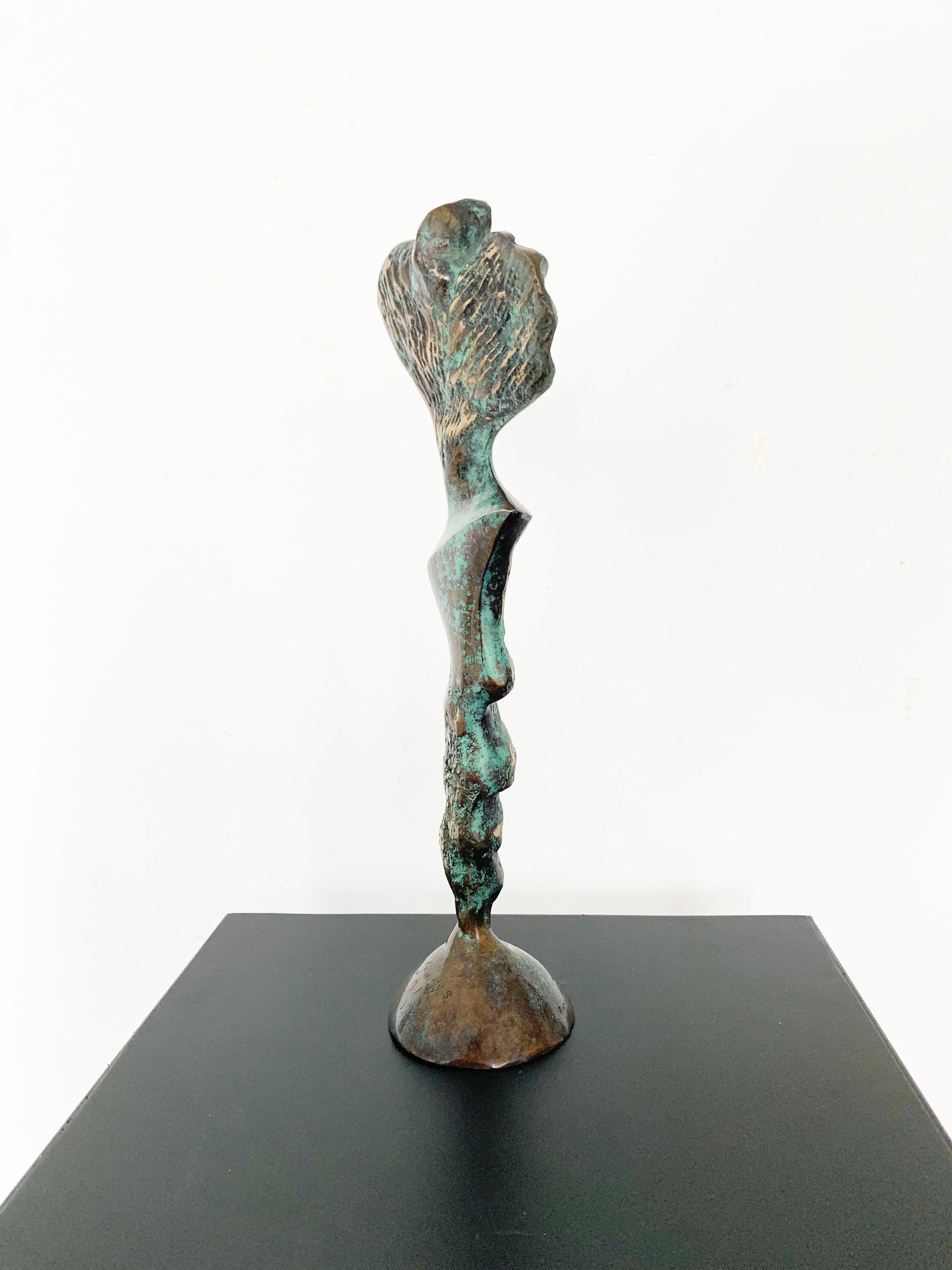 Zeitgenössische Bronzeskulptur auf Marmorsockel des polnischen Künstlers Stan Wysocki. Das Kunstwerk stammt aus einer limitierten Auflage von 50 Stück. Die Skulptur stellt eine weibliche Figur dar, die durch einen geometrischen, synthetisierenden