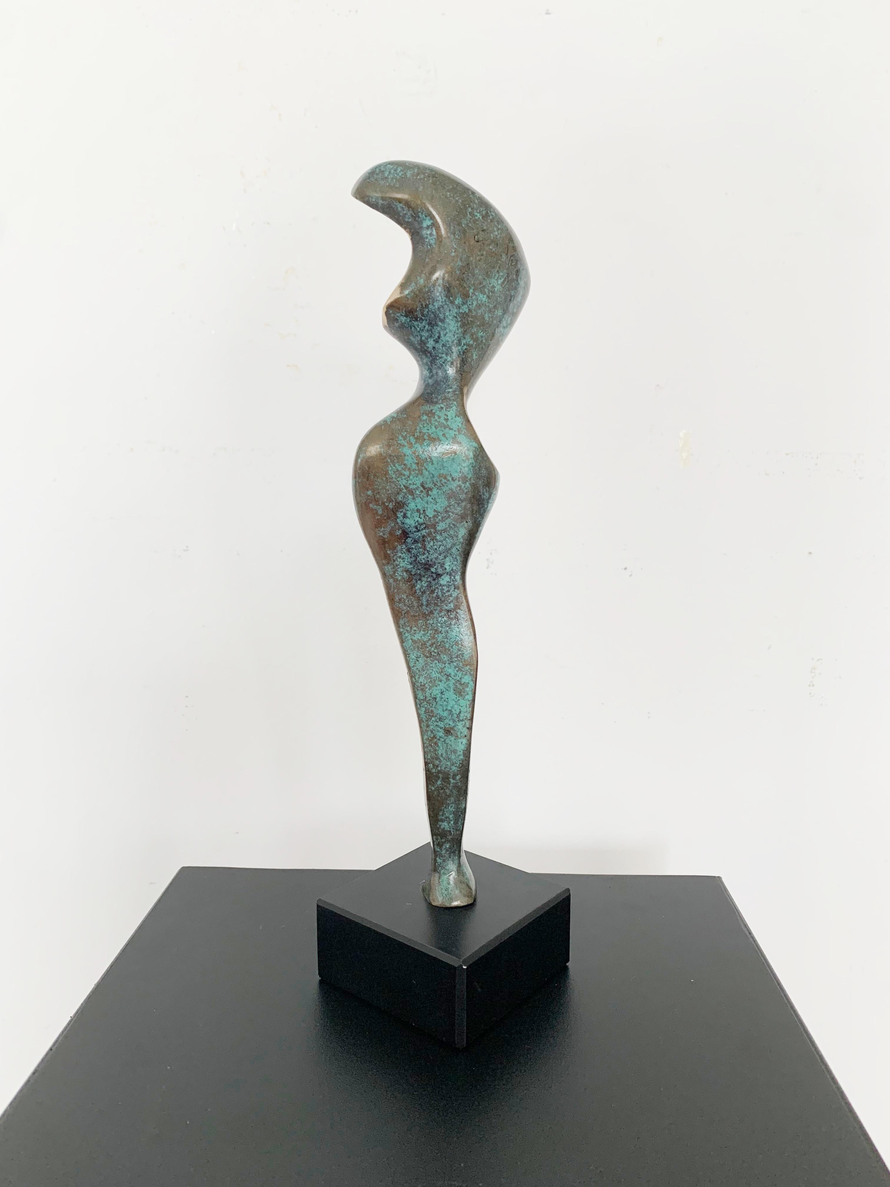 Zeitgenössische Bronzeskulptur auf Marmorsockel des polnischen Künstlers Stan Wysocki. Das Kunstwerk stammt aus einer limitierten Auflage von 50 Stück. Die Skulptur stellt eine weibliche Figur dar, die durch einen geometrischen, synthetisierenden