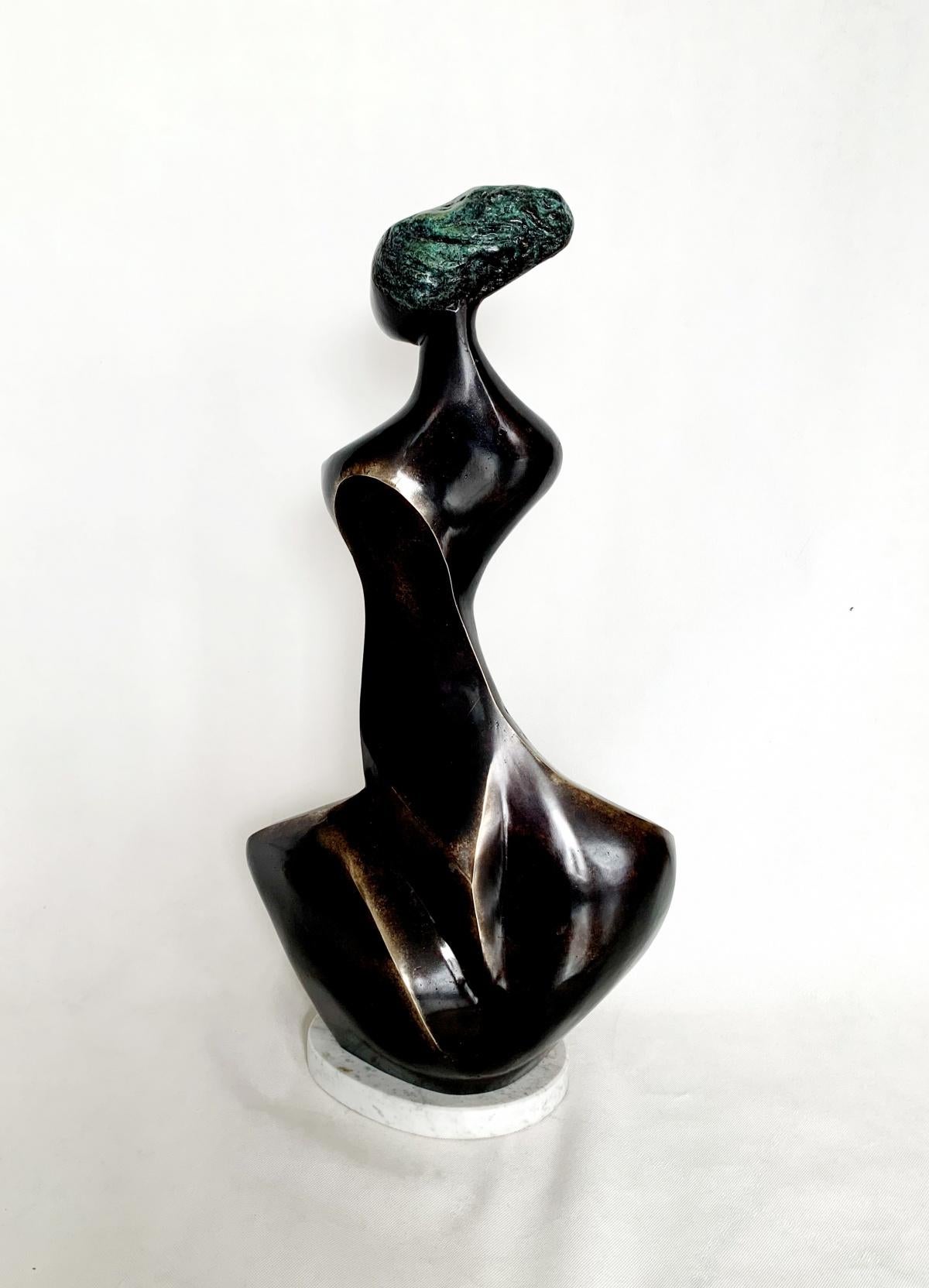 Vénus - Sculpture en bronze contemporaine, abstrait et figuratif, art polonais - Or Abstract Sculpture par Stanisław Wysocki