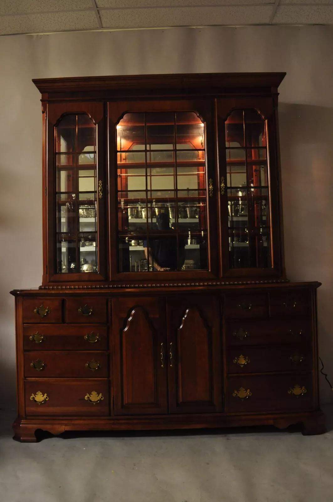 Vitrine chinoise d'exposition Lexington en bois de cerisier de Stanley American Craftsman en vente 4