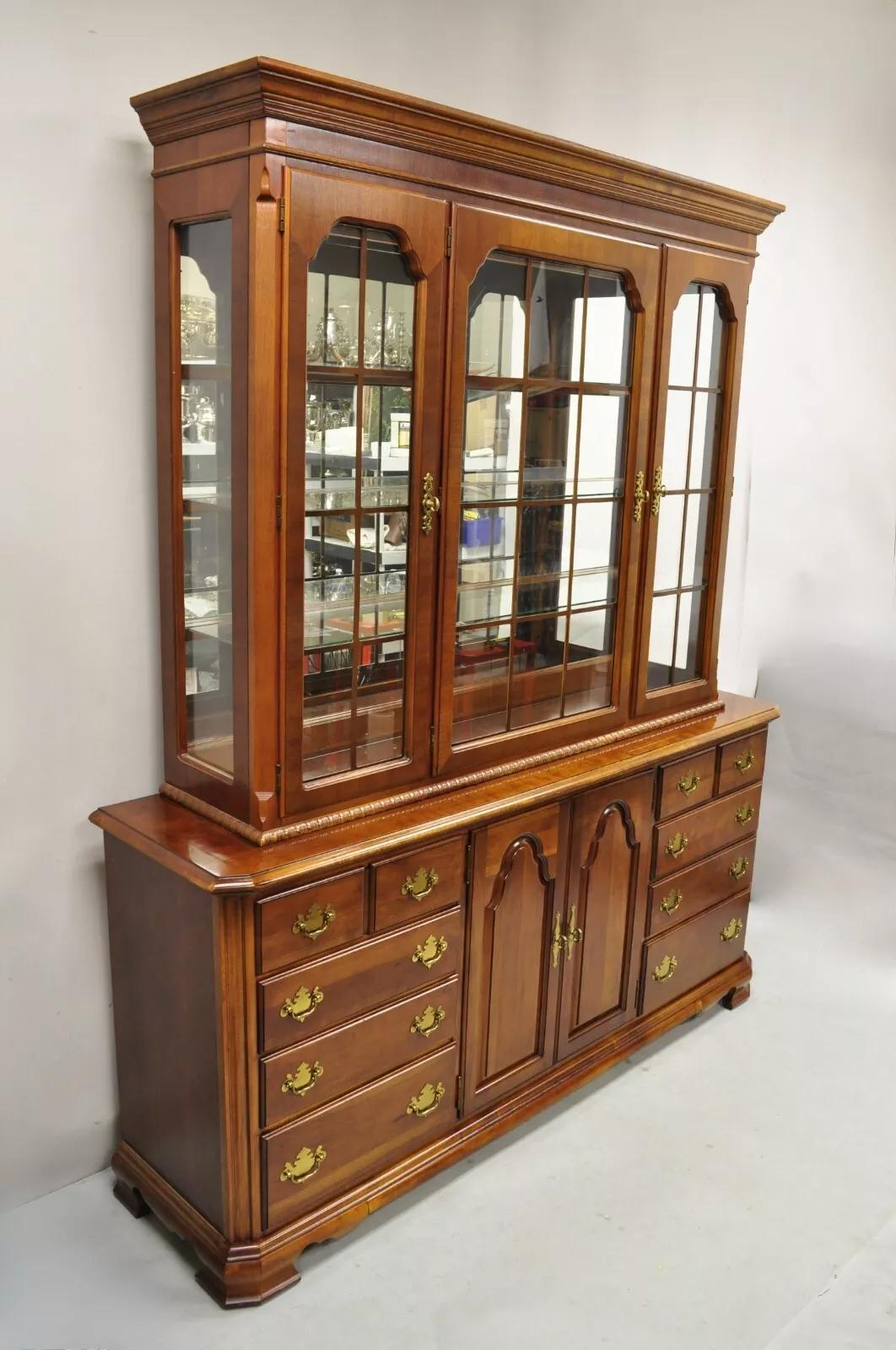 Vitrine chinoise d'exposition Lexington en bois de cerisier de Stanley American Craftsman en vente 5