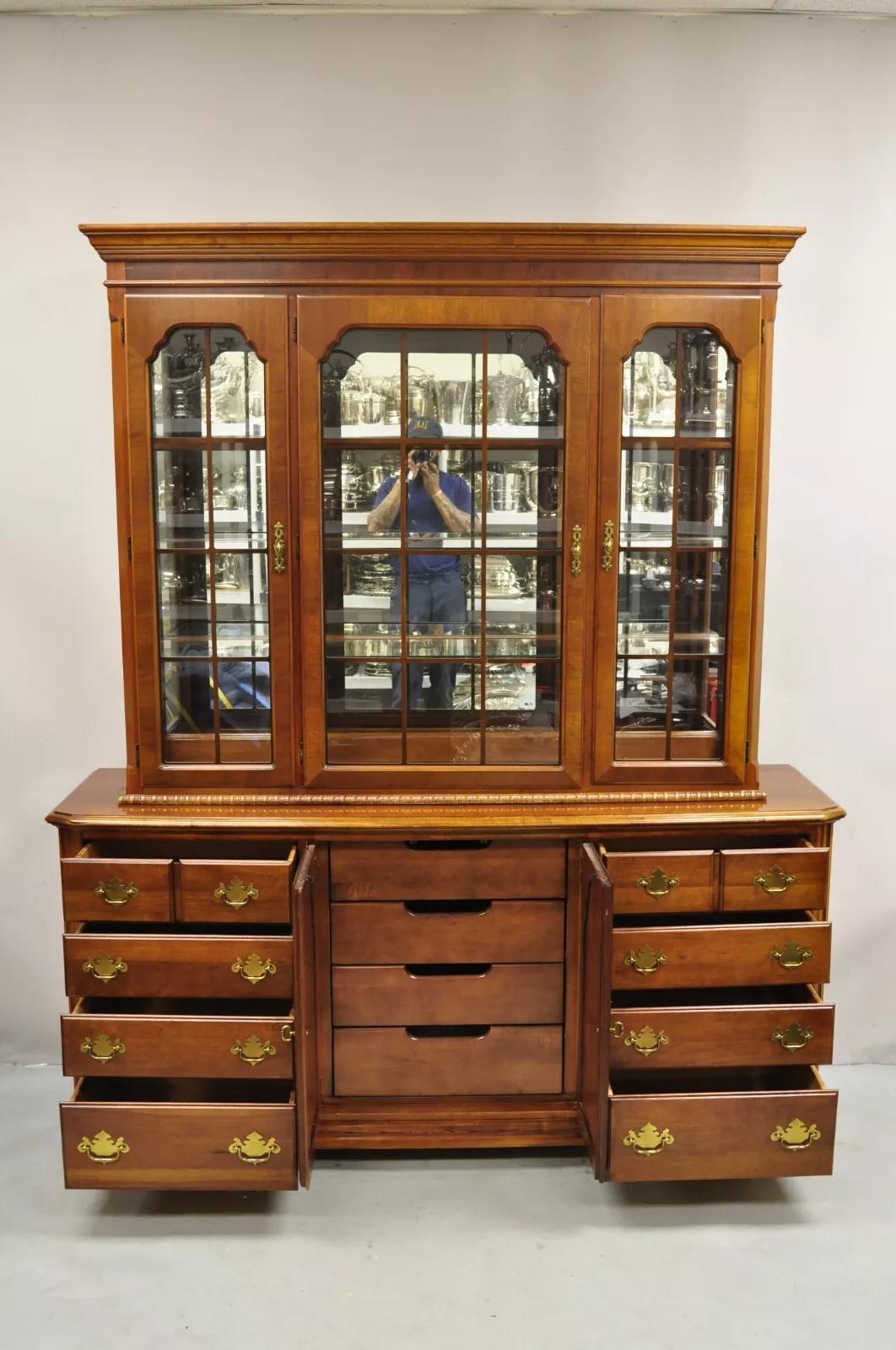 Stanley American Craftsman Cherry Wood Base with Lexington Hutch China Display Cabinet Top. Cet article se caractérise par une construction en deux parties, une partie supérieure éclairée, 12 tiroirs à queue d'aronde, 3 portes supérieures