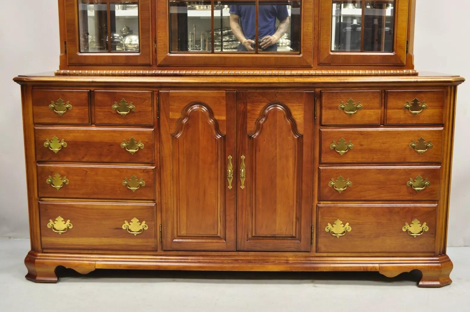 Autre Vitrine chinoise d'exposition Lexington en bois de cerisier de Stanley American Craftsman en vente
