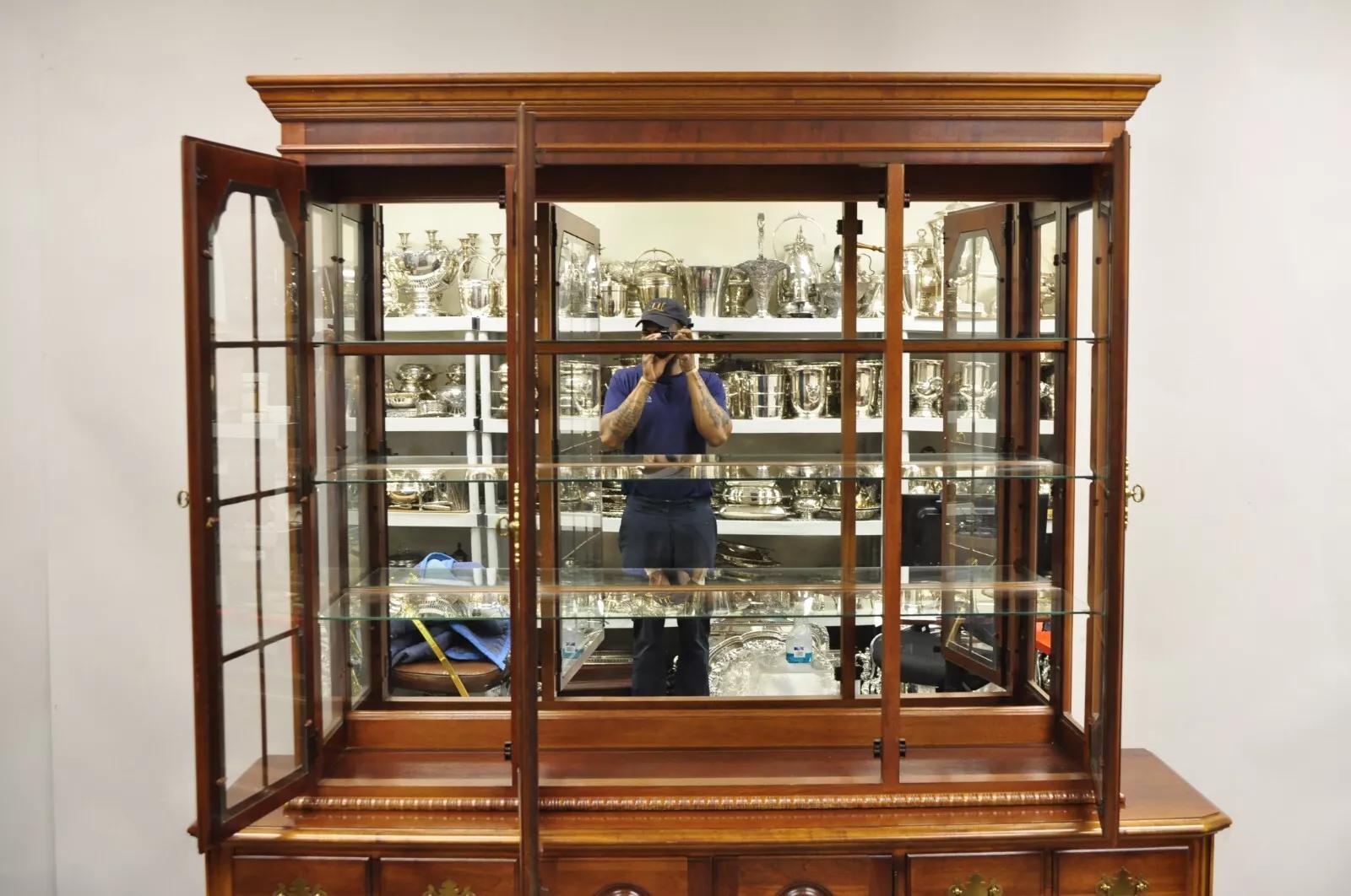 Inconnu Vitrine chinoise d'exposition Lexington en bois de cerisier de Stanley American Craftsman en vente
