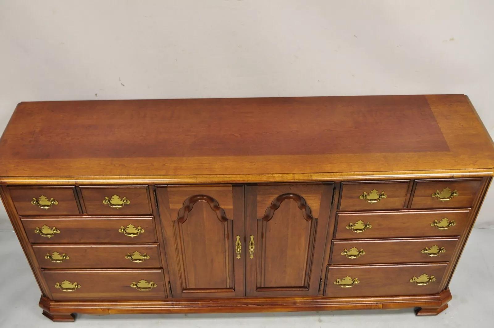 20ième siècle Vitrine chinoise d'exposition Lexington en bois de cerisier de Stanley American Craftsman en vente