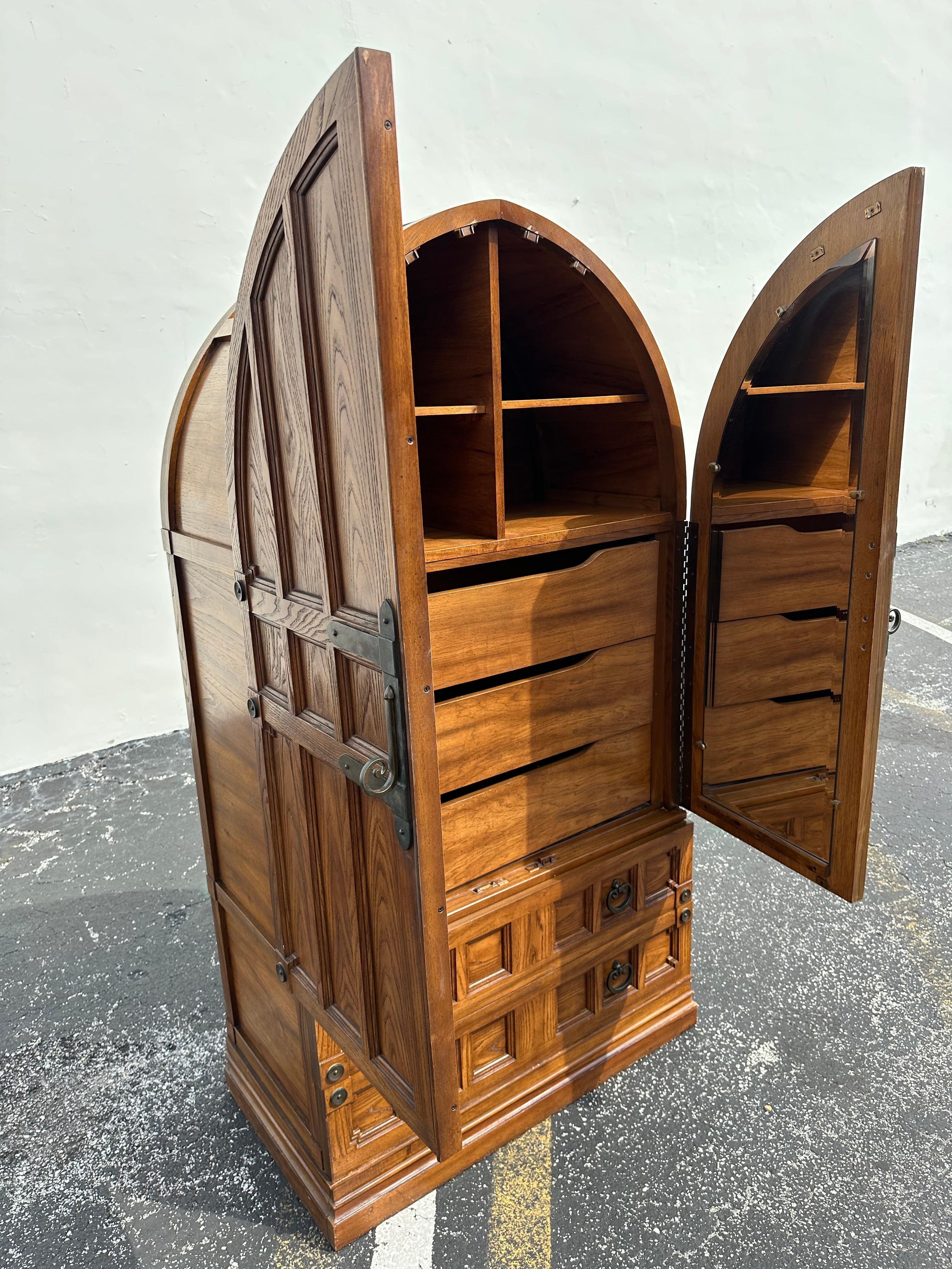1970s Stanley Armoire Arco Gótico Madera Hierro Armario Armario en venta 4