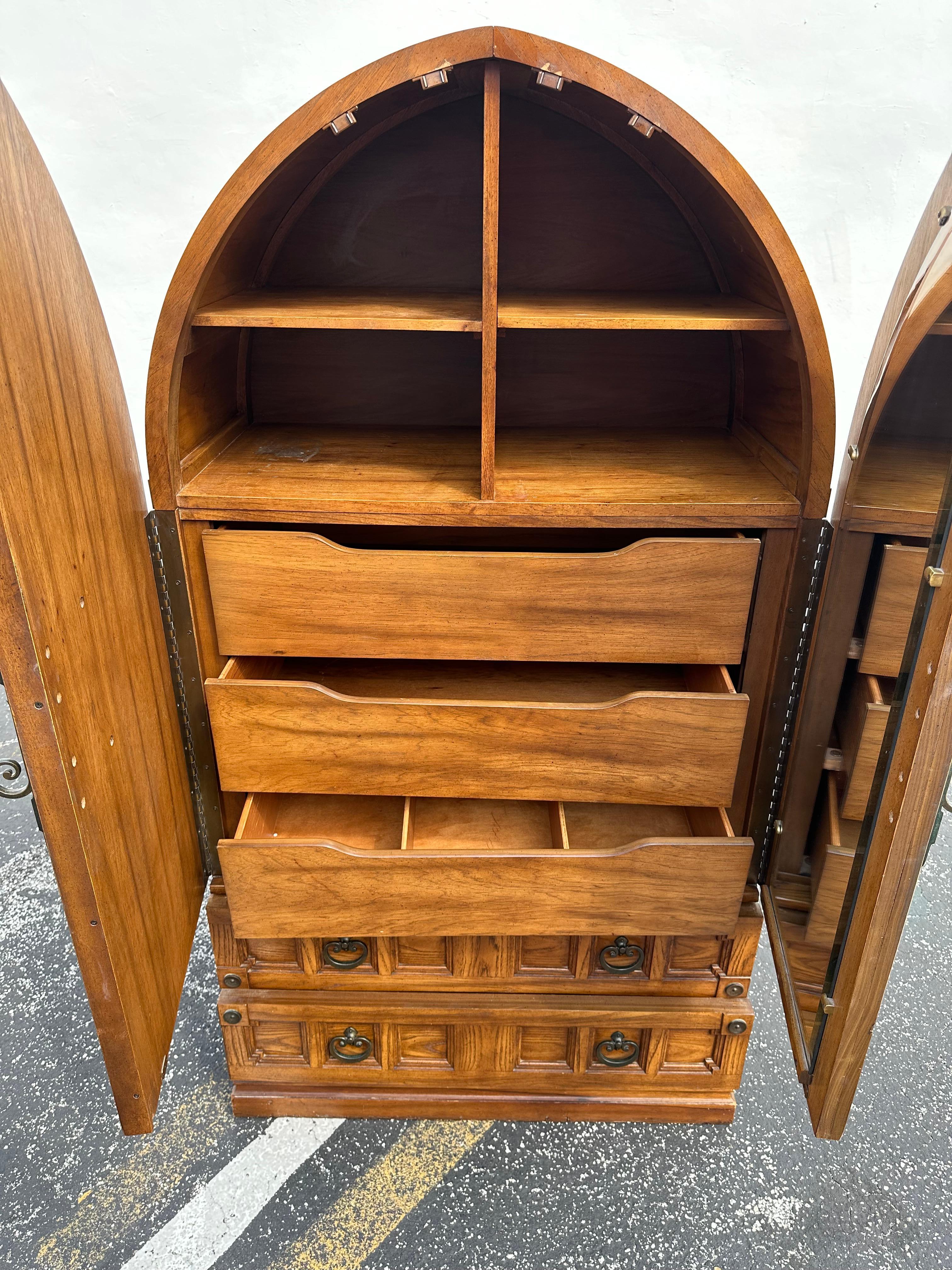 1970s Stanley Armoire Arco Gótico Madera Hierro Armario Armario en venta 5