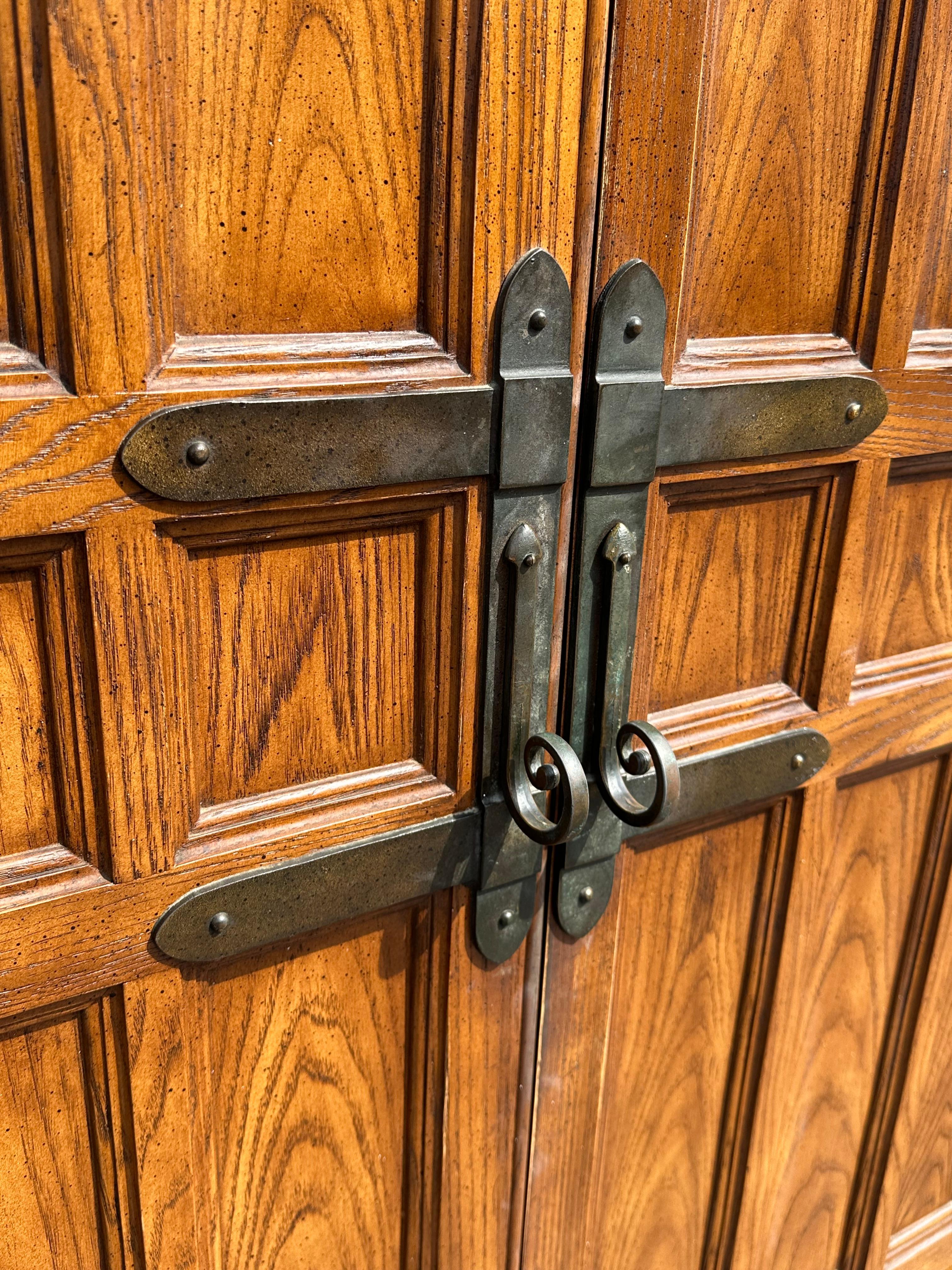 1970s Stanley Armoire Arco Gótico Madera Hierro Armario Armario en venta 6