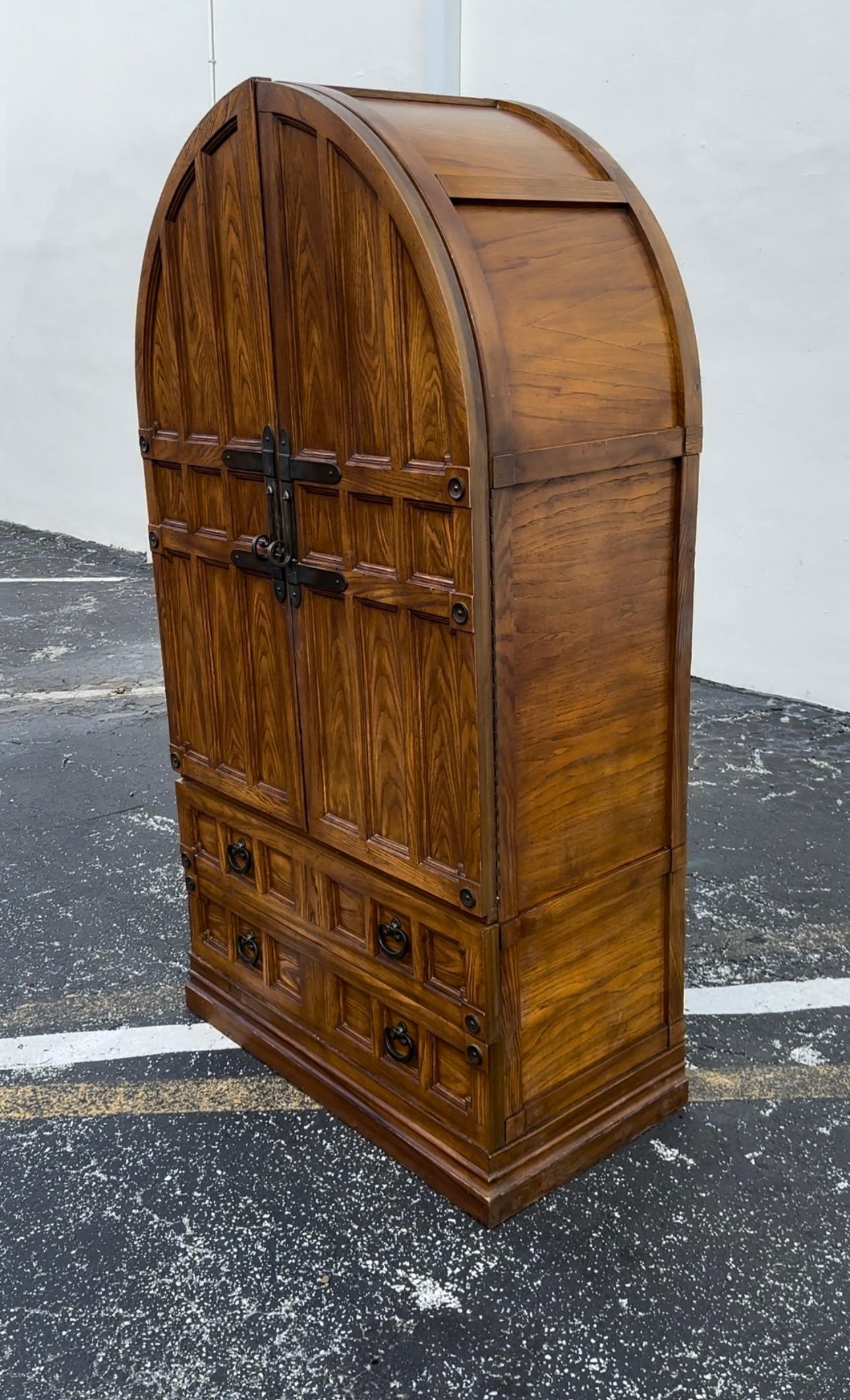 Transpórtate a los elegantes y sofisticados años 70 con este exquisito armario arco gótico con espejo interior. Este mueble ultra raro desprende un aire de lujo y refinamiento. El diseño es extraordinario en todas partes. El lujoso armario es una
