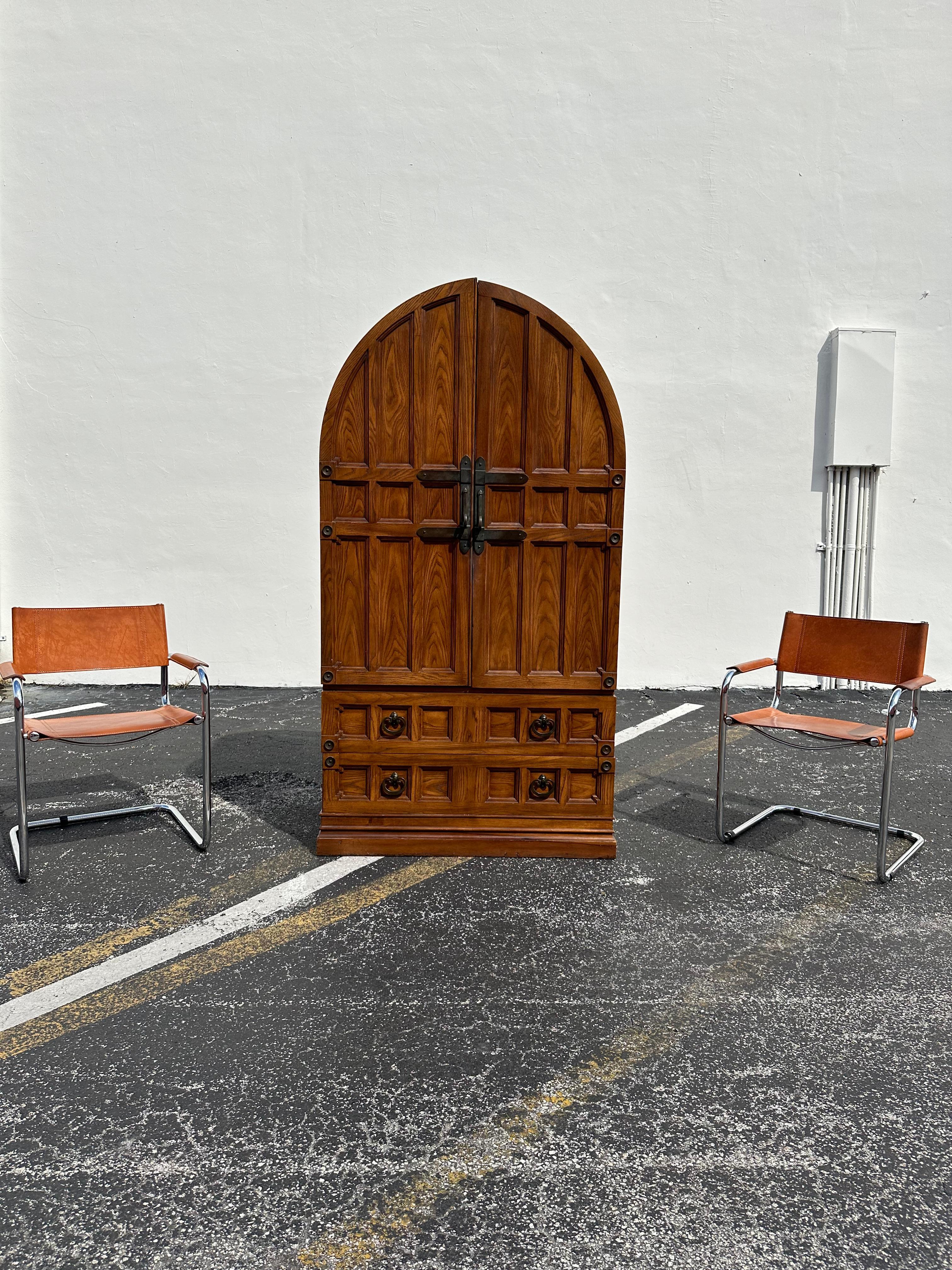 1970s Stanley Armoire Arco Gótico Madera Hierro Armario Armario Estadounidense en venta