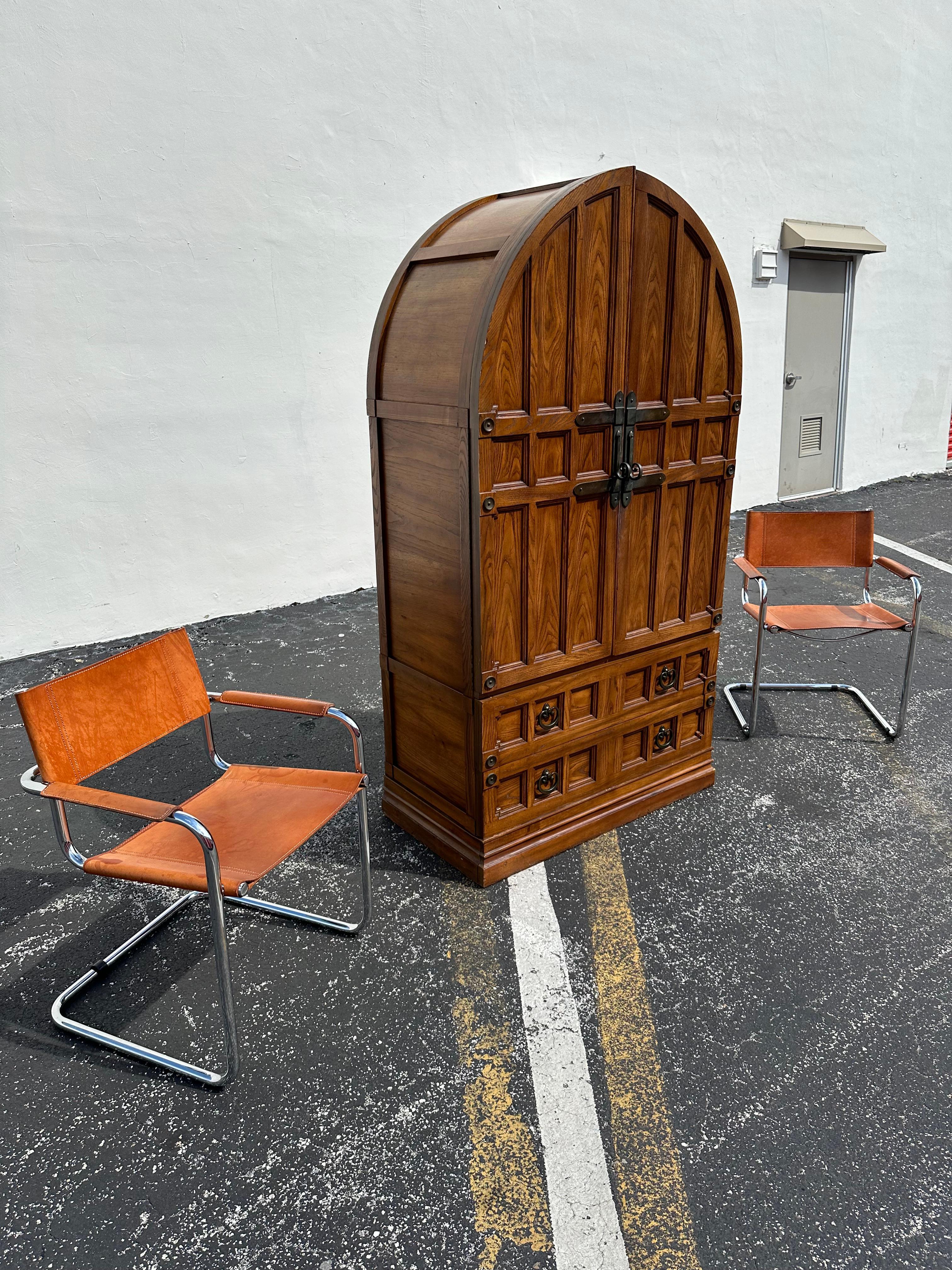 1970s Stanley Armoire Arco Gótico Madera Hierro Armario Armario en Bueno estado para la venta en Fort Lauderdale, FL