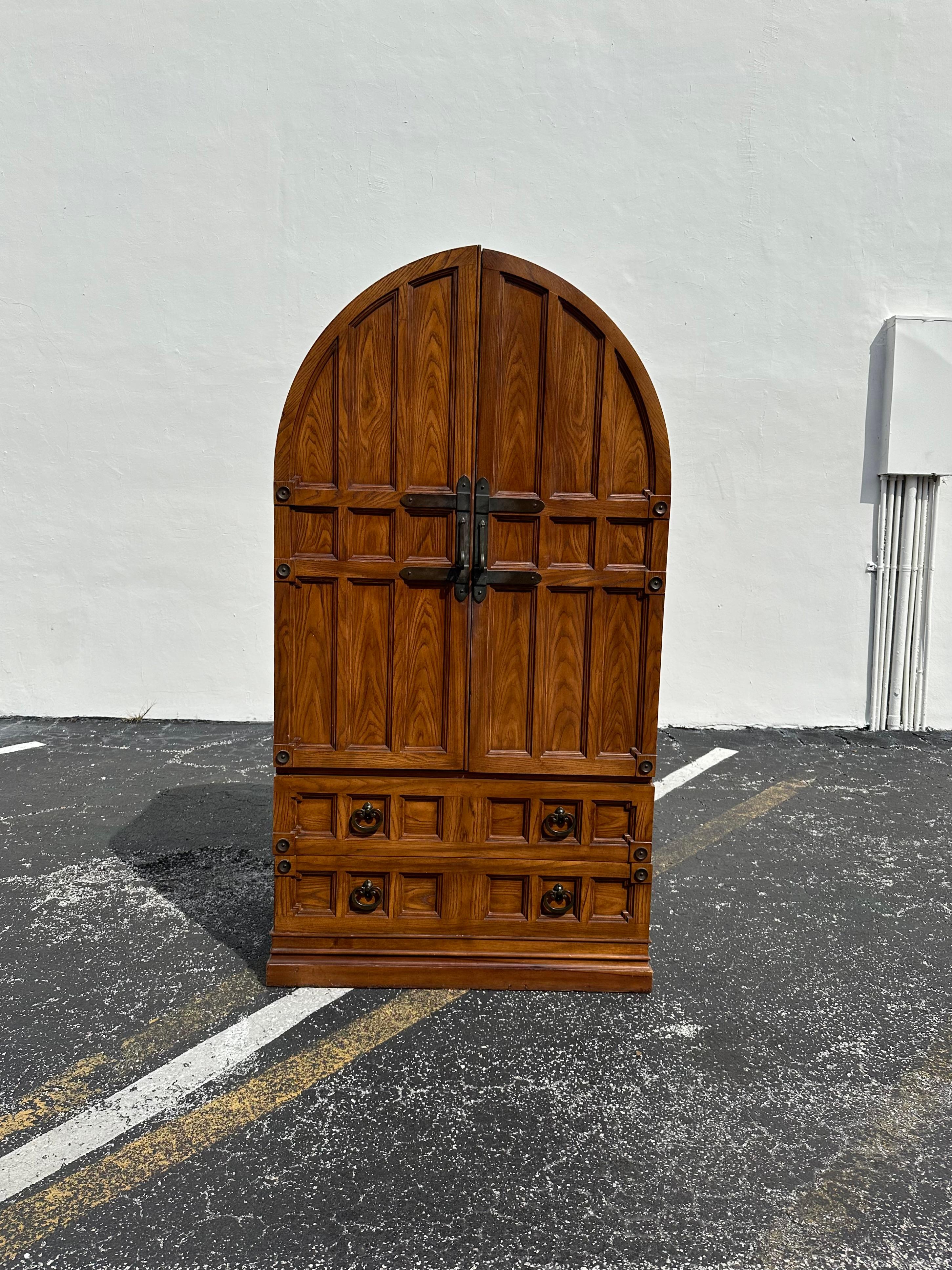 1970s Stanley Armoire Arco Gótico Madera Hierro Armario Armario finales del siglo XX en venta