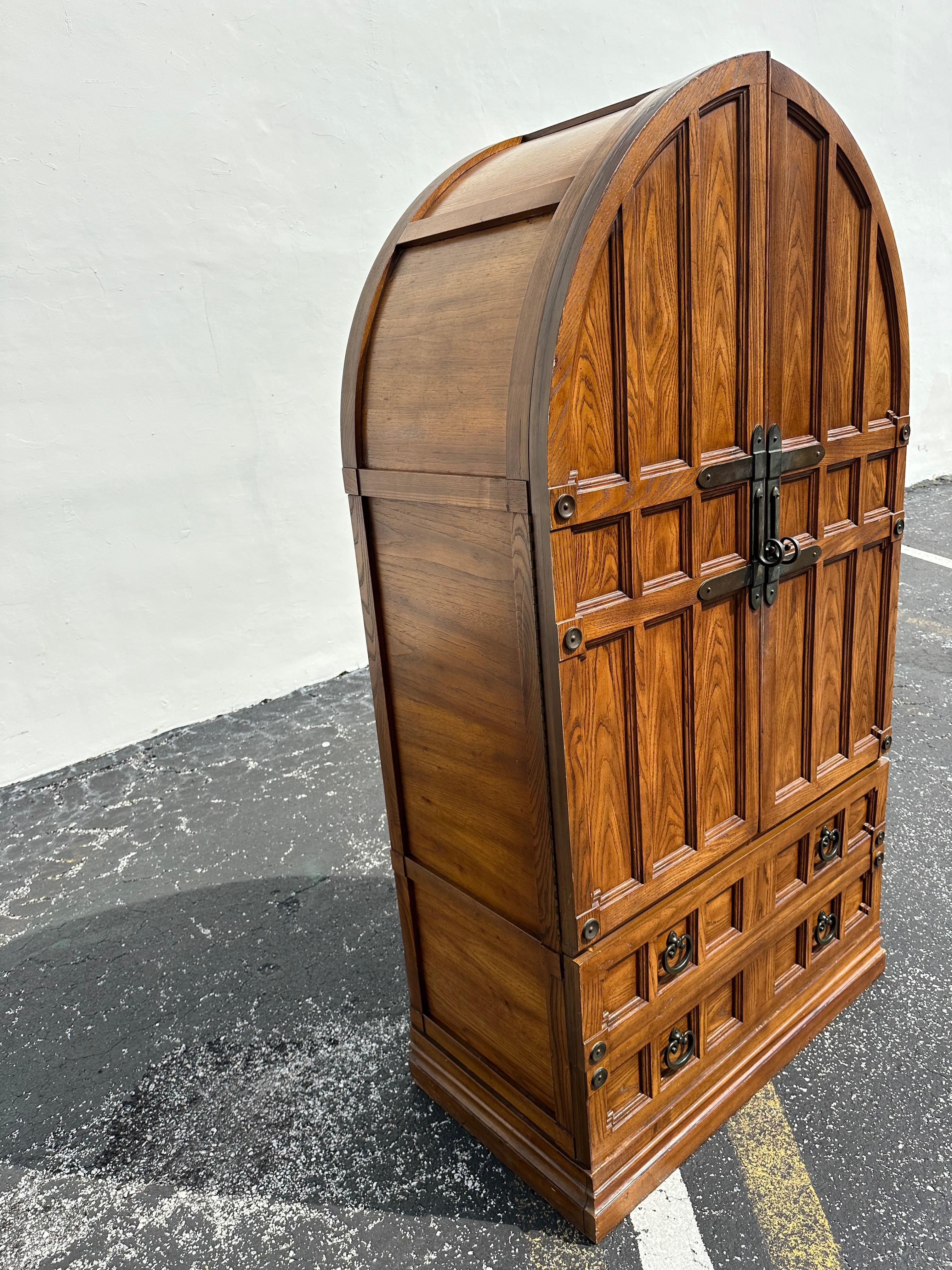1970s Stanley Armoire Arco Gótico Madera Hierro Armario Armario Espejo en venta
