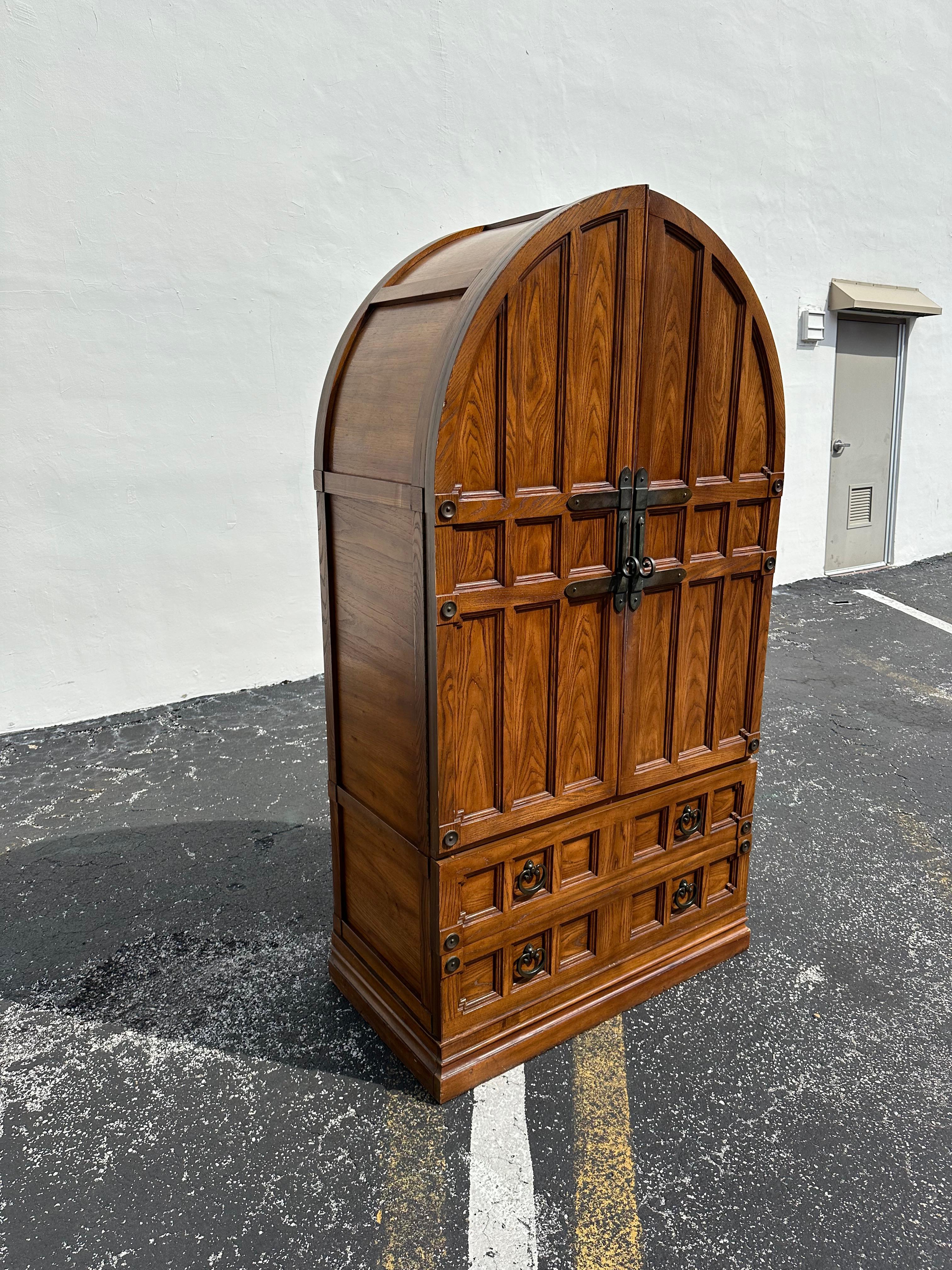 1970s Stanley Armoire Arco Gótico Madera Hierro Armario Armario en venta 1