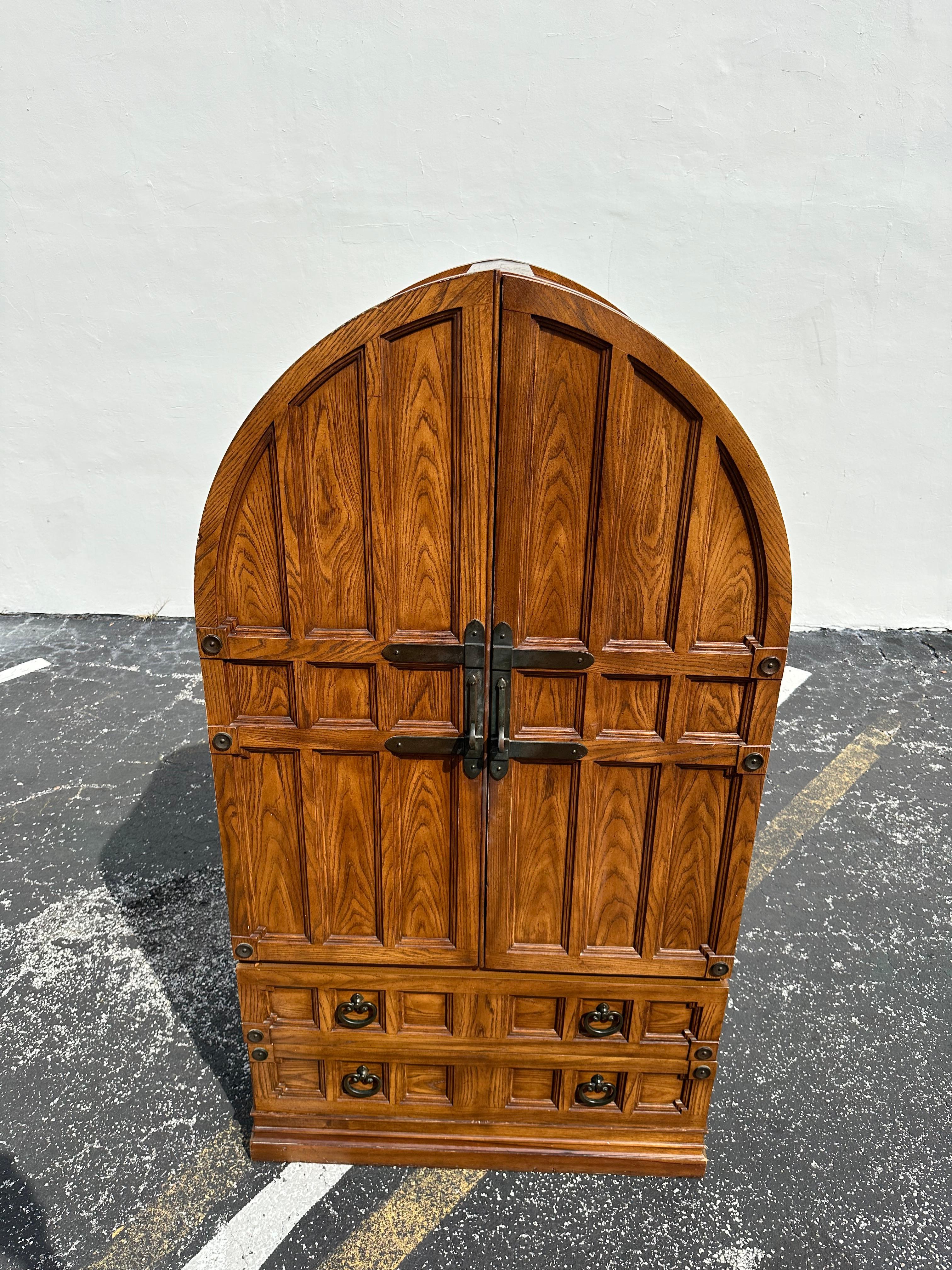 1970s Stanley Armoire Arco Gótico Madera Hierro Armario Armario en venta 2
