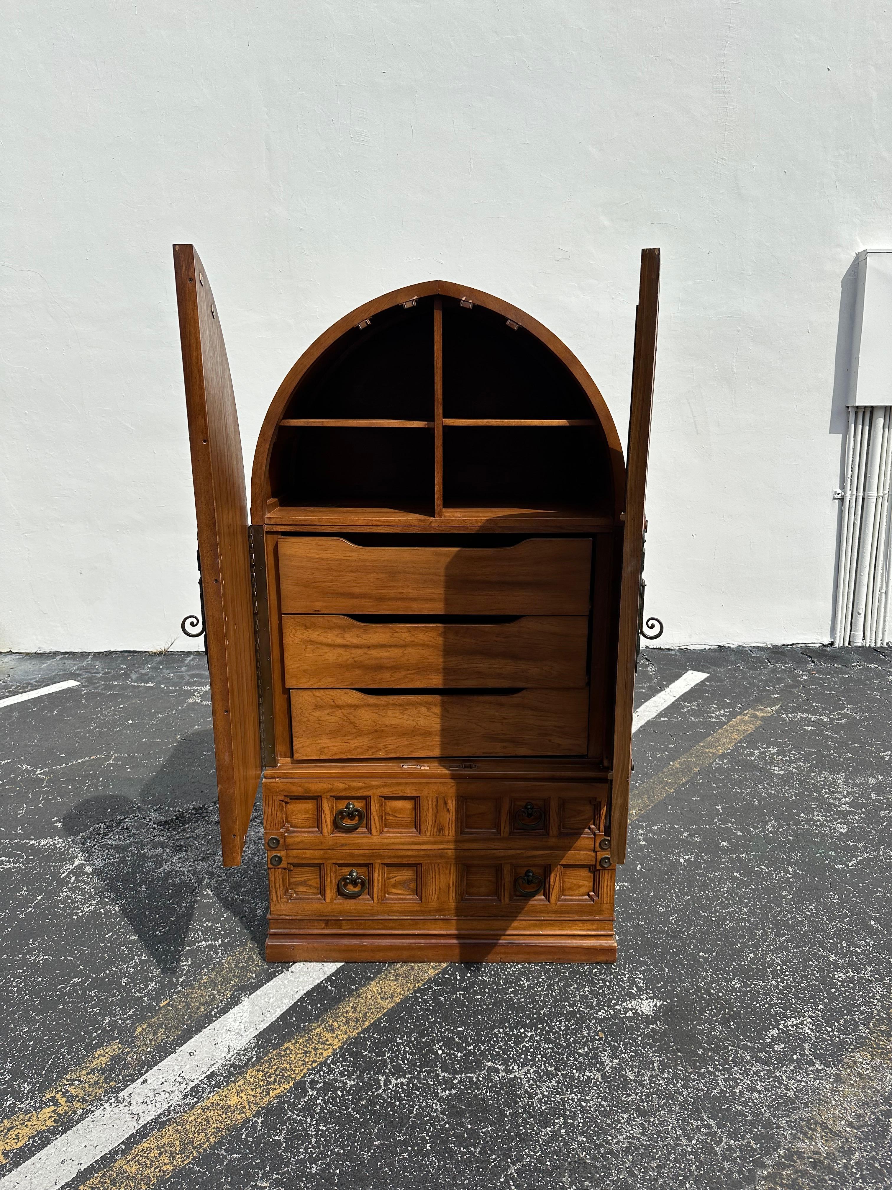1970s Stanley Armoire Arco Gótico Madera Hierro Armario Armario en venta 3