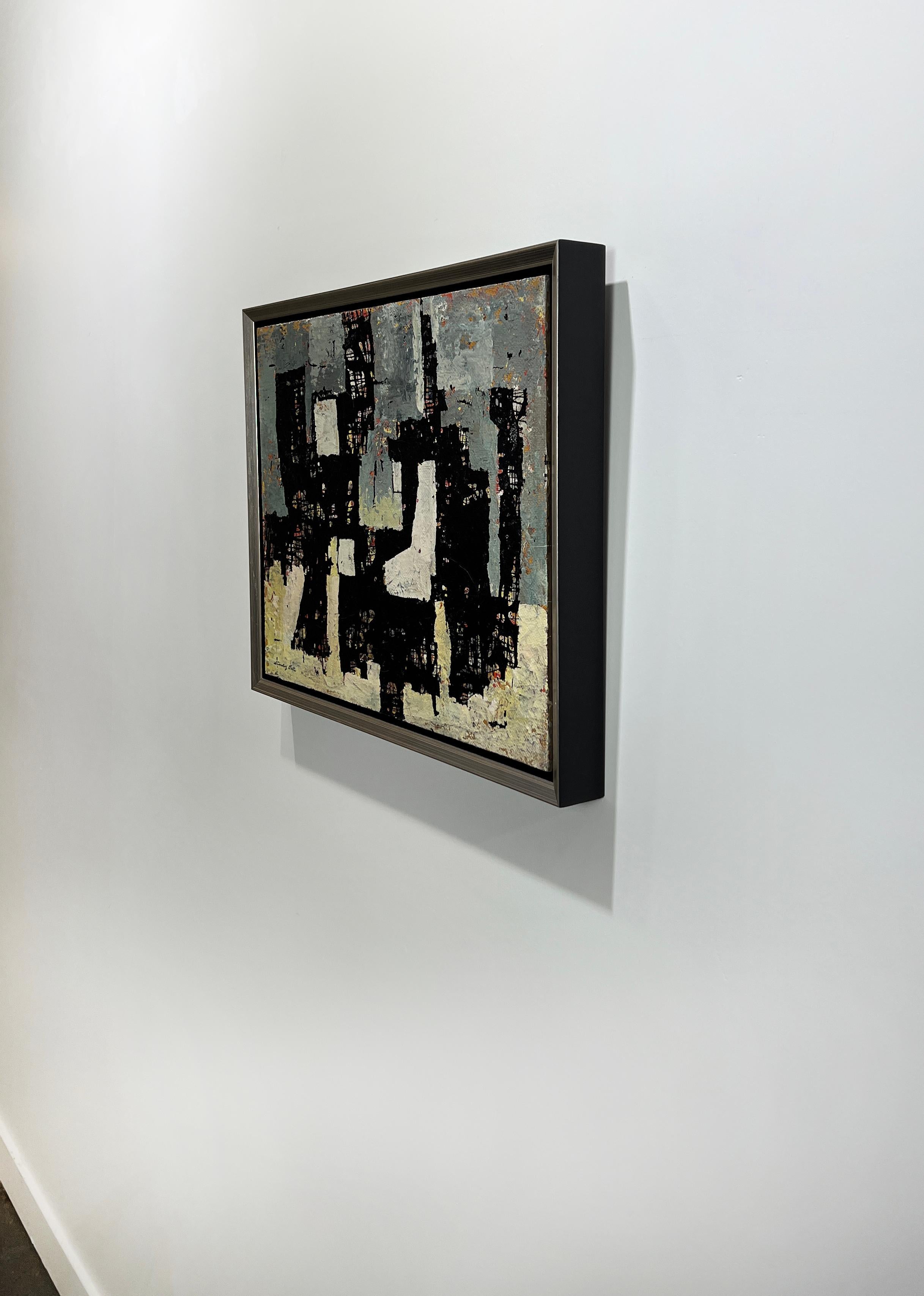 Cette peinture moderne d'expressionnisme abstrait de Stanley Bate est réalisée avec de la peinture à l'huile et de la laque sur panneau. Elle présente des textures légères et une palette de bleu-gris et de jaune contrastée par le point focal presque