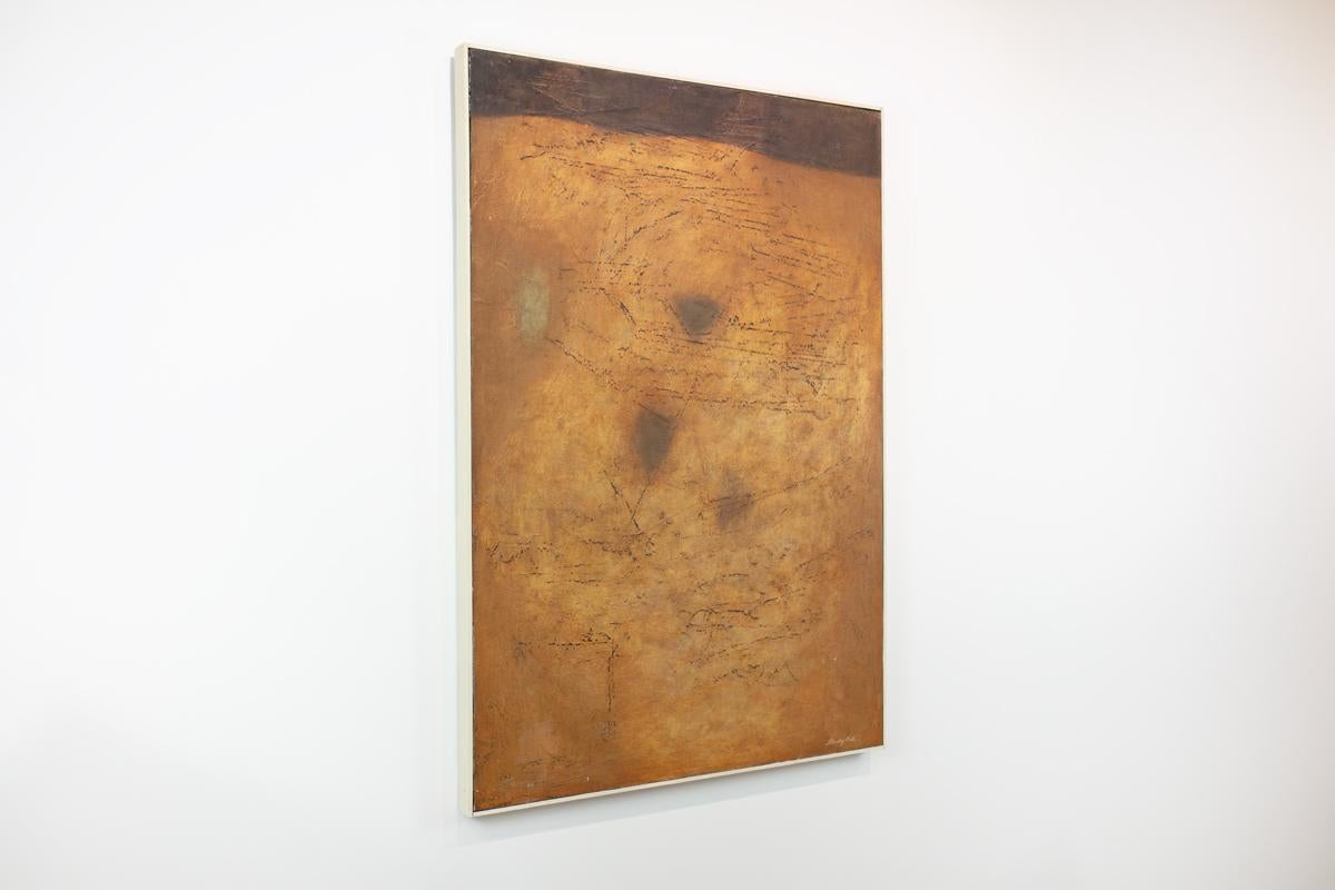 Cette peinture expressionniste abstraite moderne de Stanley Bate est réalisée avec de la peinture à l'huile sur panneau et présente une palette chaude, jaune et terre d'ombre. L'artiste superpose des couches de peinture sur la toile, créant une