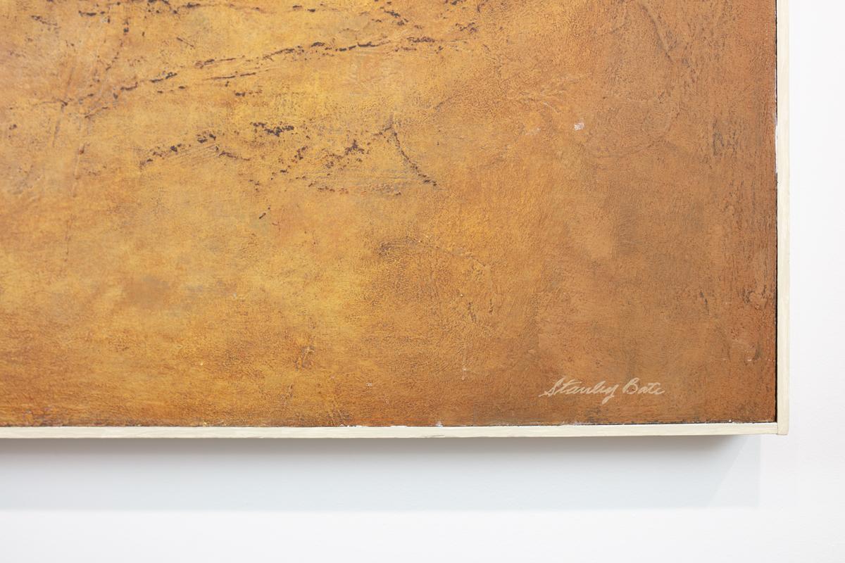 Questo quadro dell'Espressionismo Astratto Moderno di Stanley Bate è realizzato con colori a olio su tavola e presenta una tavolozza di colori caldi, giallo e ambra. L'artista stratifica la pittura sulla tela, creando una texture tra colori