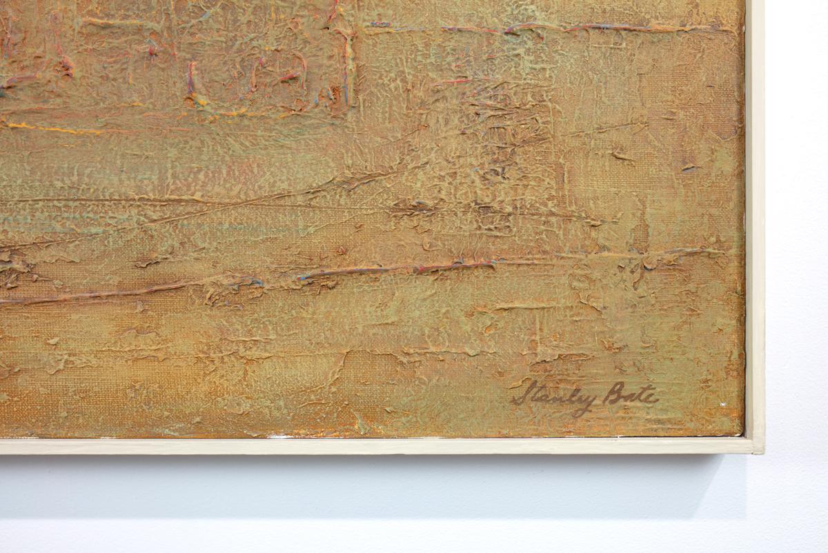 Cette peinture expressionniste abstraite moderne de Stanley Bate est réalisée avec de la peinture à l'huile sur toile et présente une palette de jaune chaud et profond. L'artiste applique de la peinture sur la toile pour créer une texture,